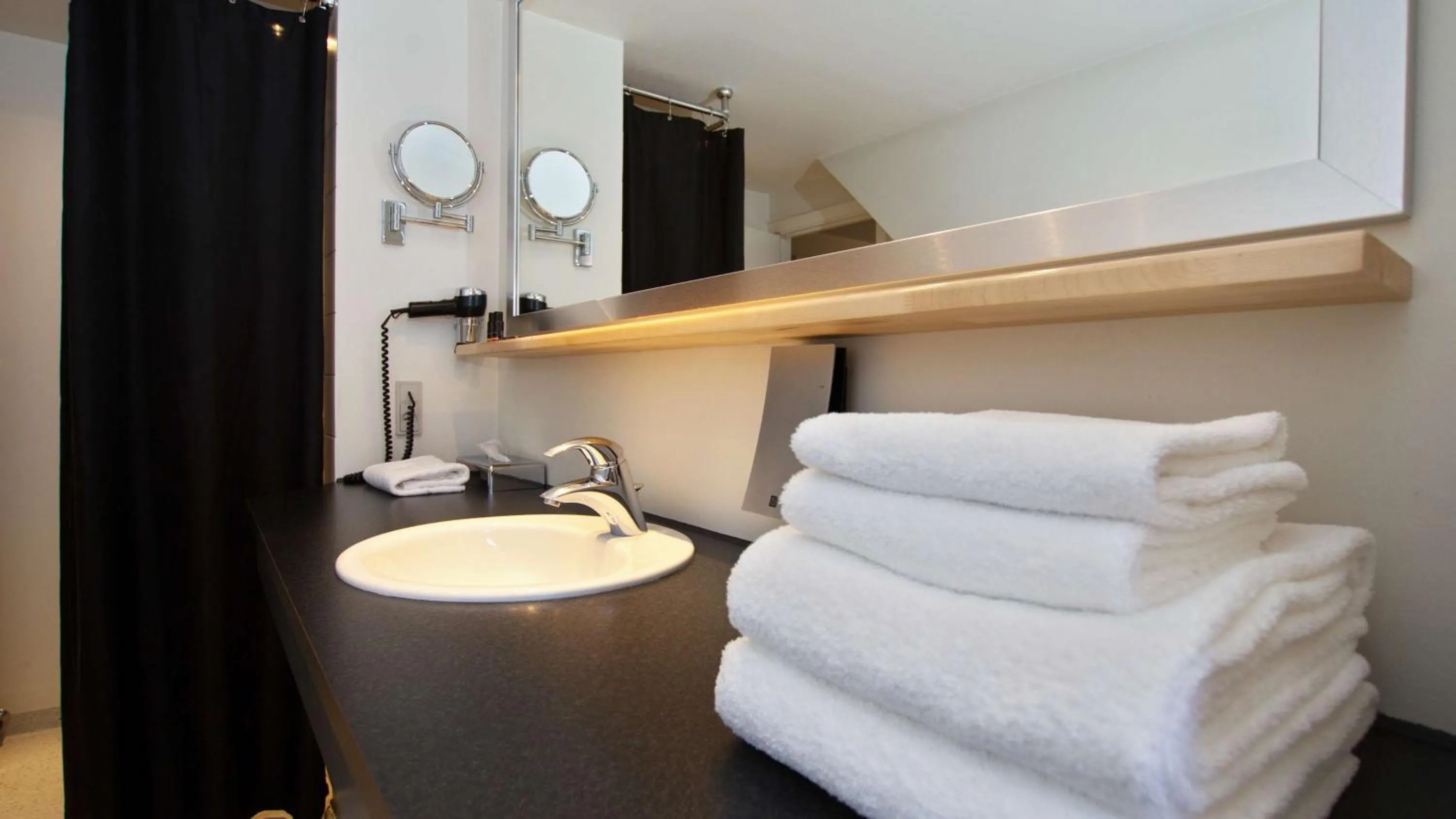 Bathroom, Bed in Hotel Kronjylland