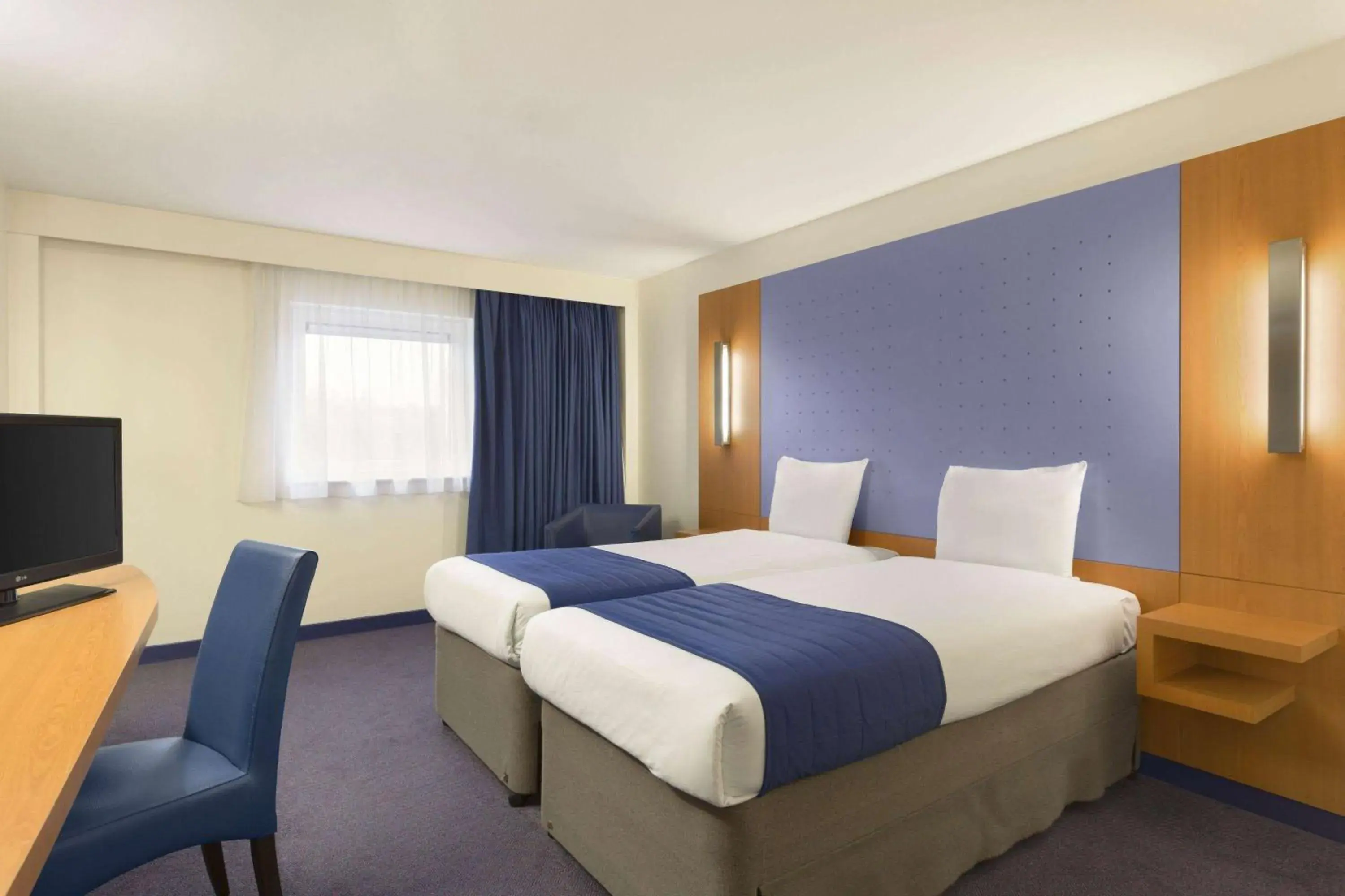 Photo of the whole room, Bed in Ramada London North Photo of the whole room, Bed in Ramada London North