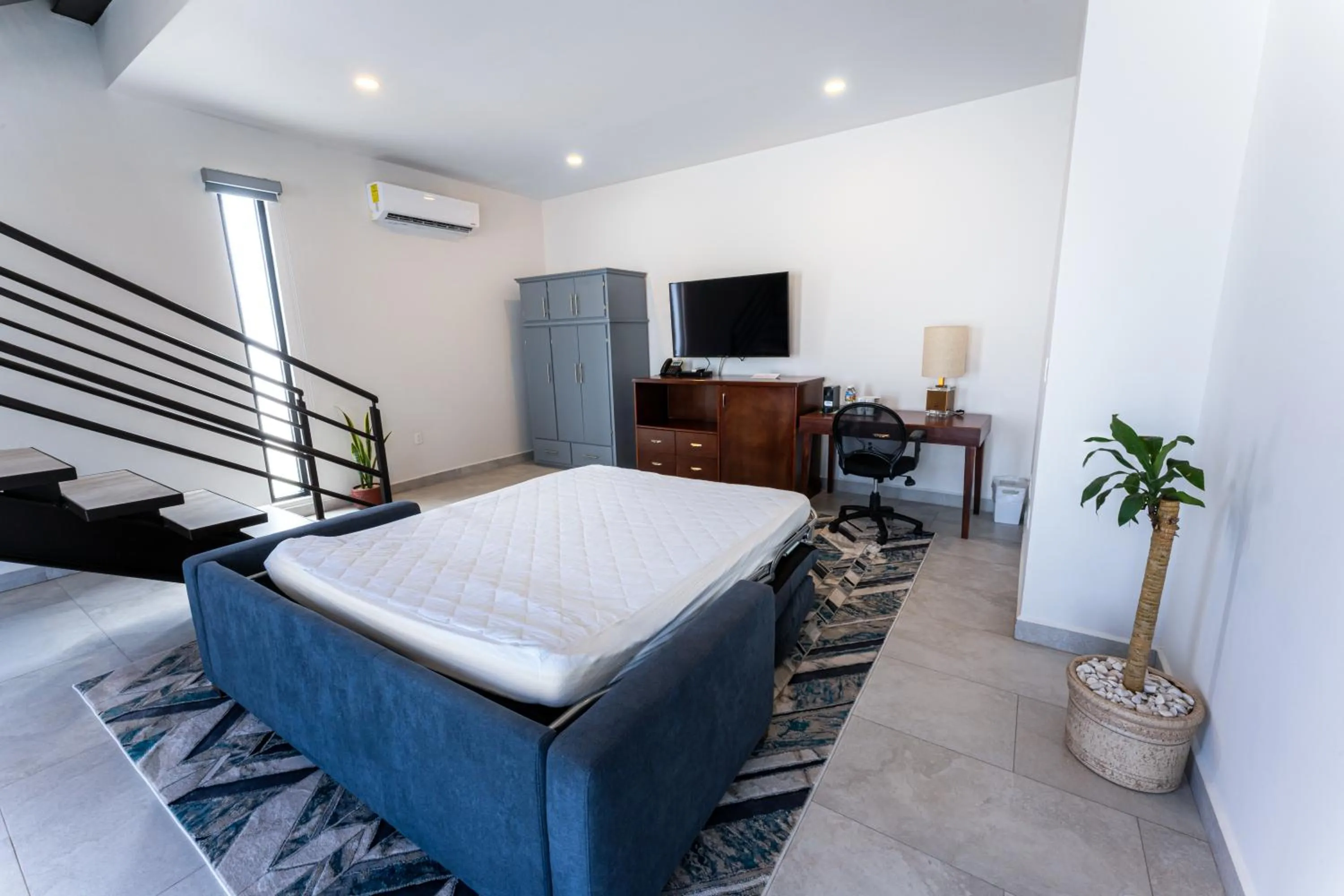 Communal lounge/ TV room, Bed in Laguna Shores Resort