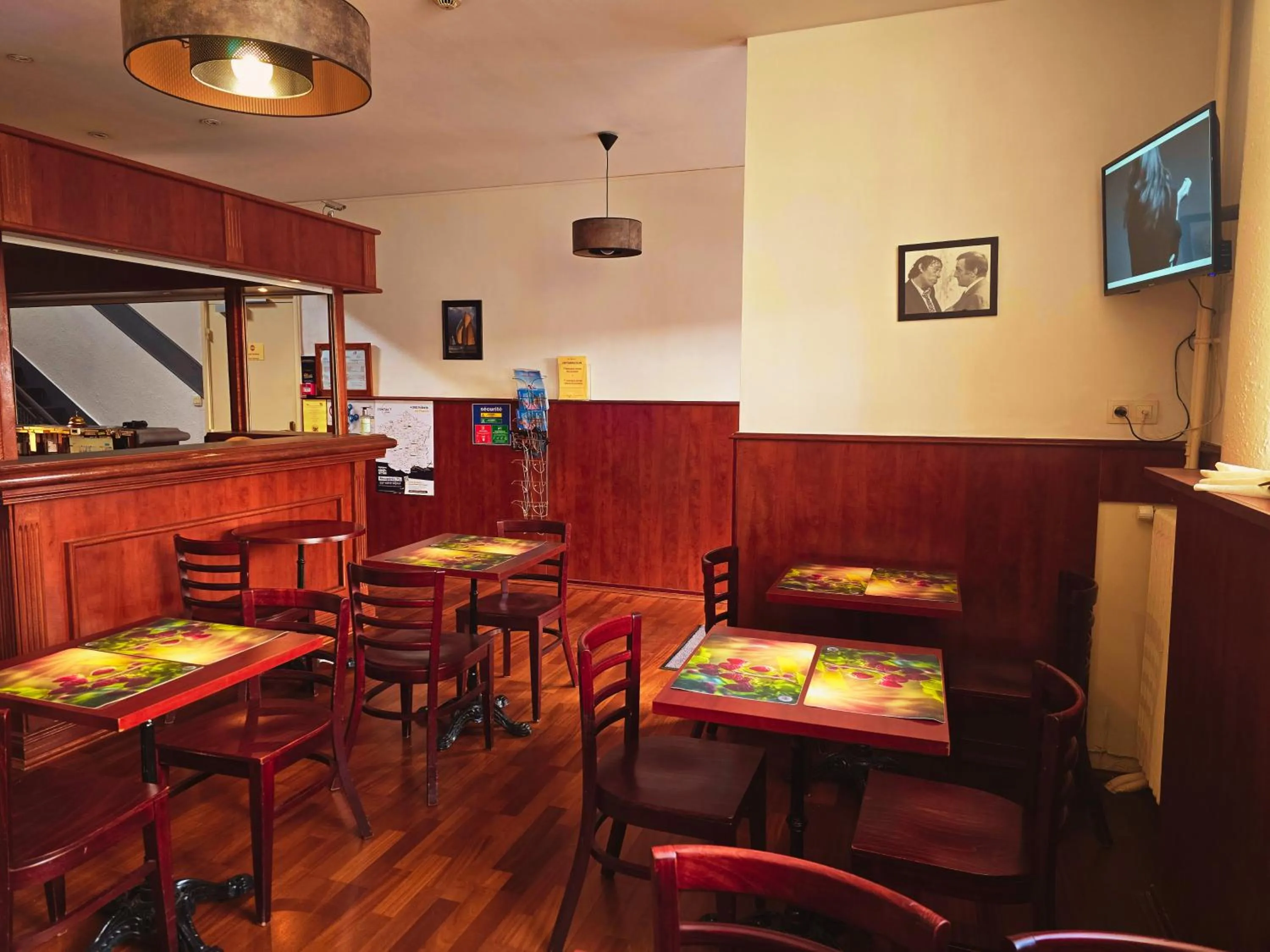 Breakfast in Hôtel Alexandra Centre Ville