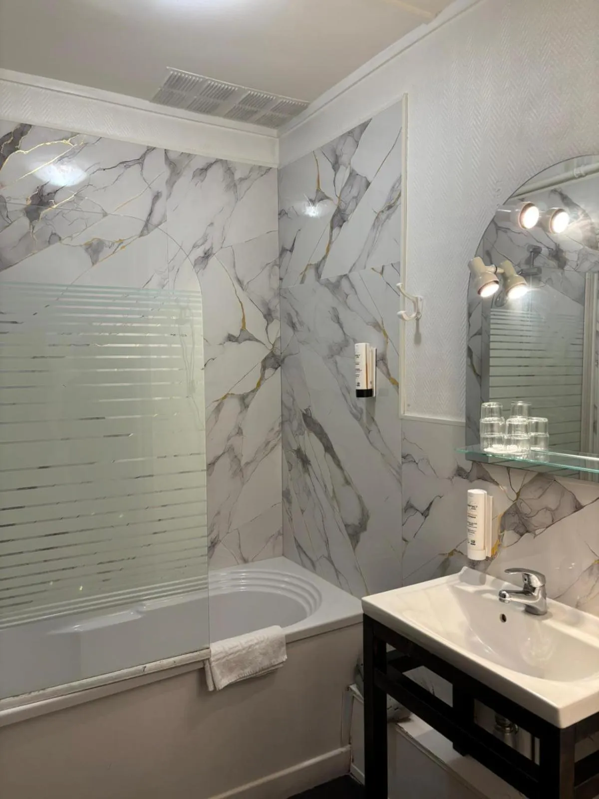 Bathroom in Hôtel Alexandra Centre Ville