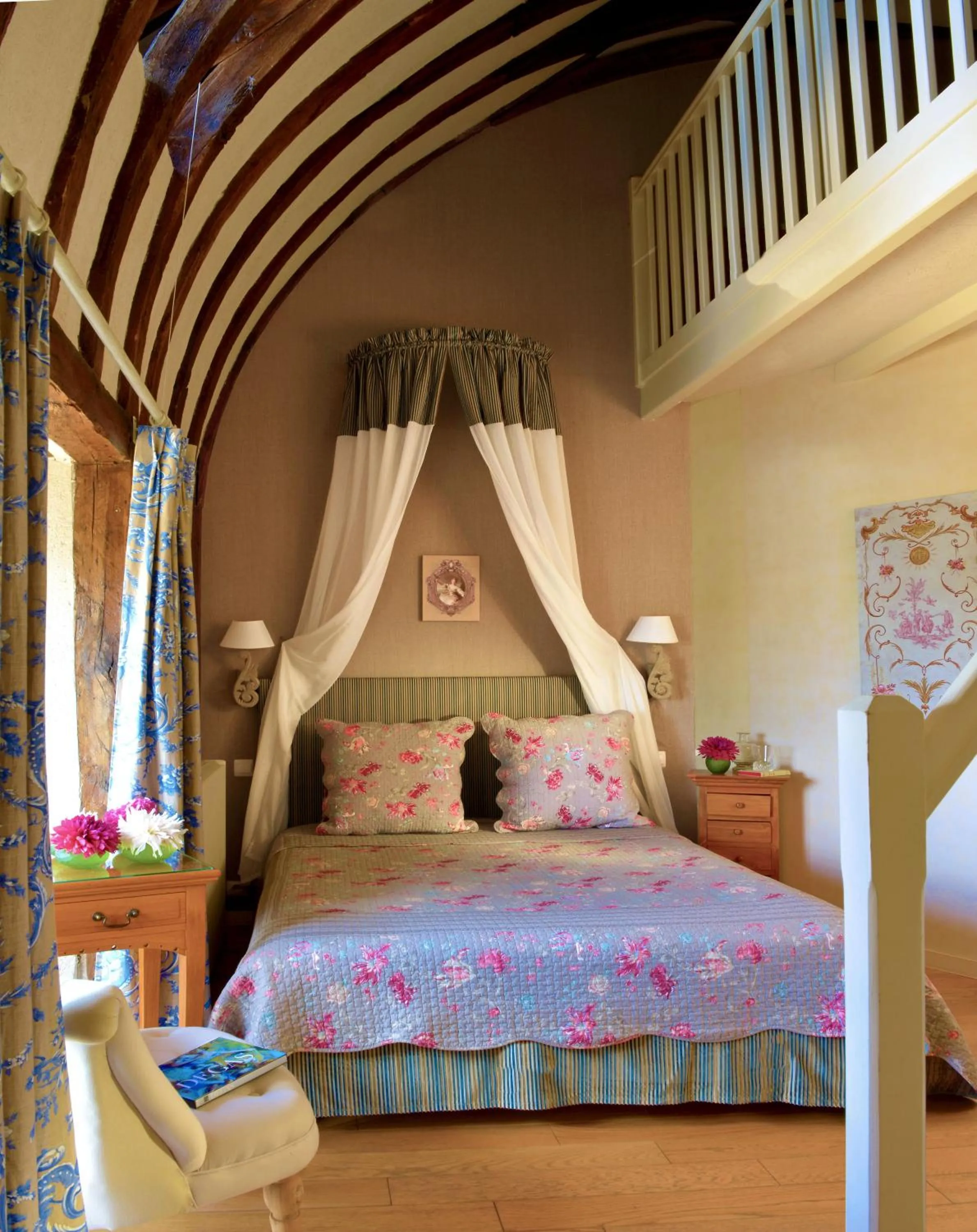 Photo of the whole room, Bed in Chateau Colbert