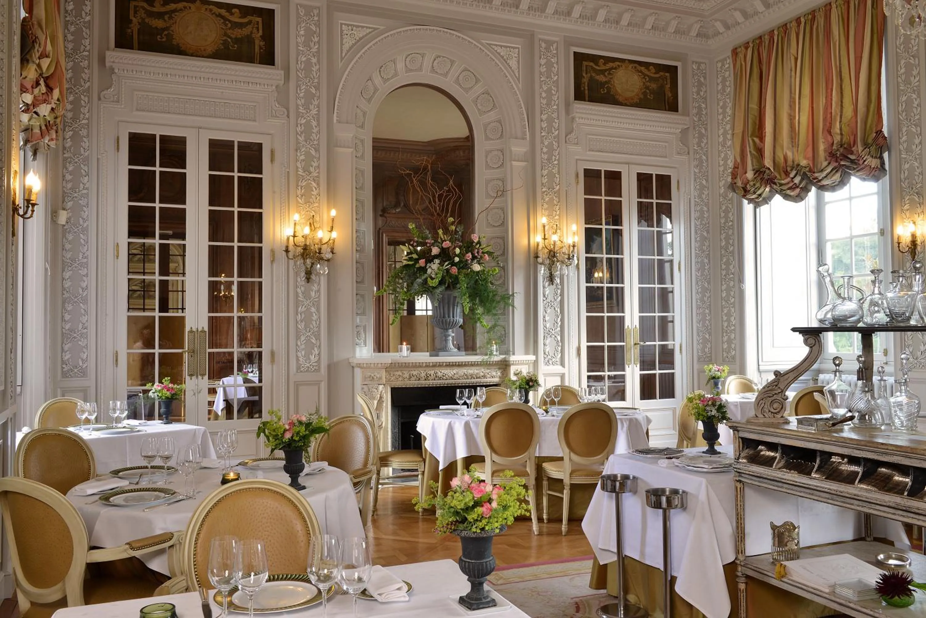 Restaurant/places to eat in Chateau Colbert