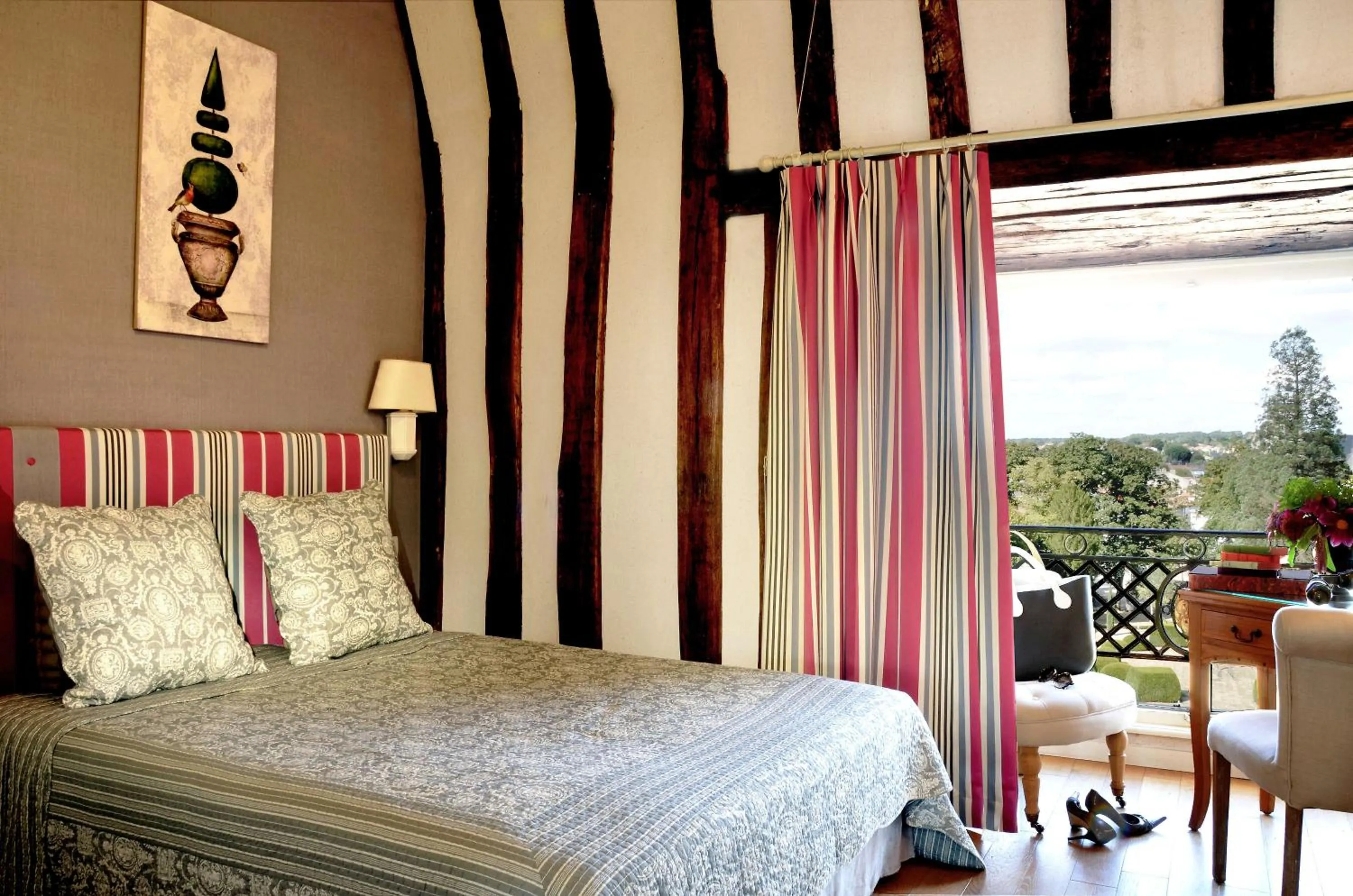 Photo of the whole room, Bed in Chateau Colbert