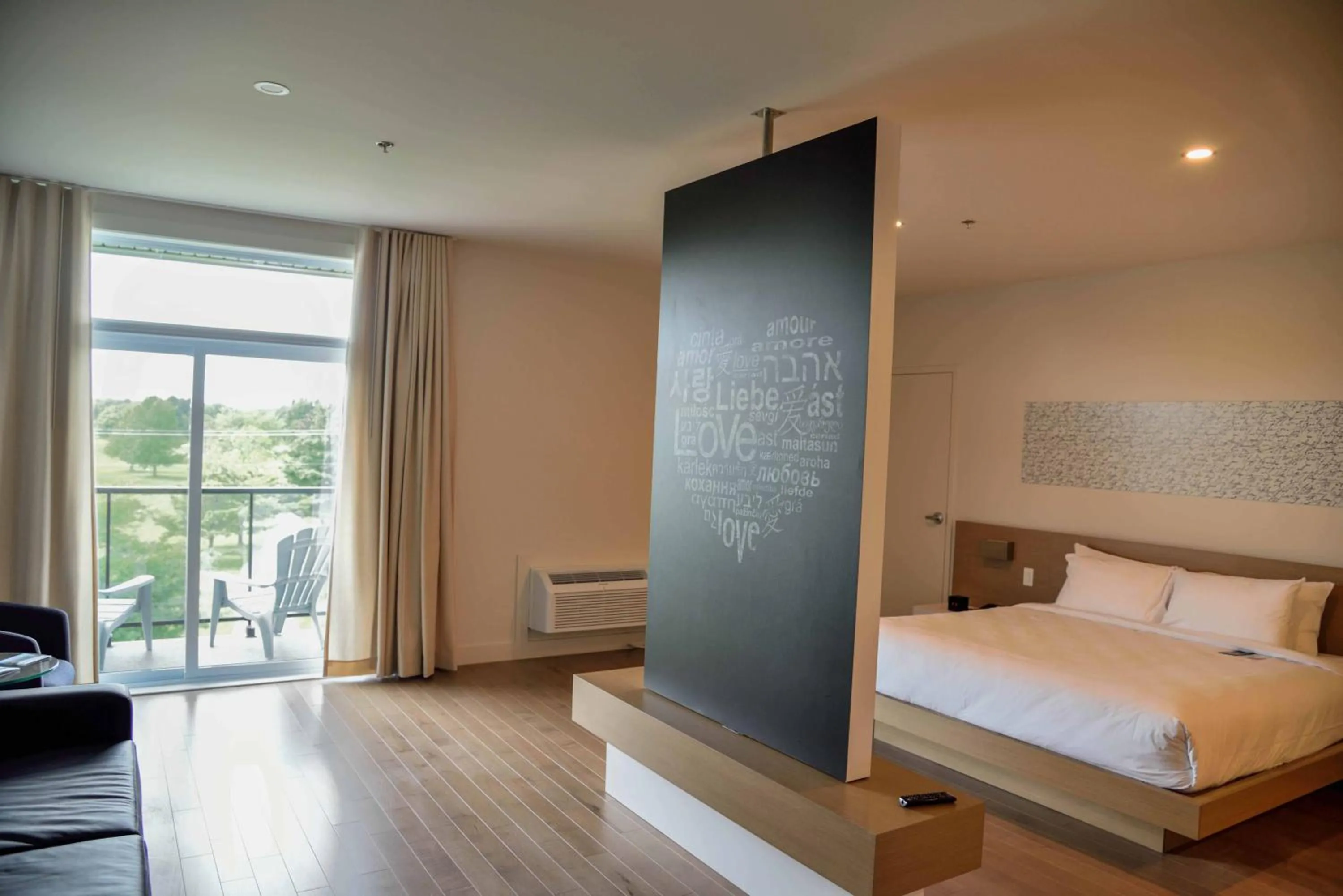 Patio, Bed in La Cache du Lac Champlain