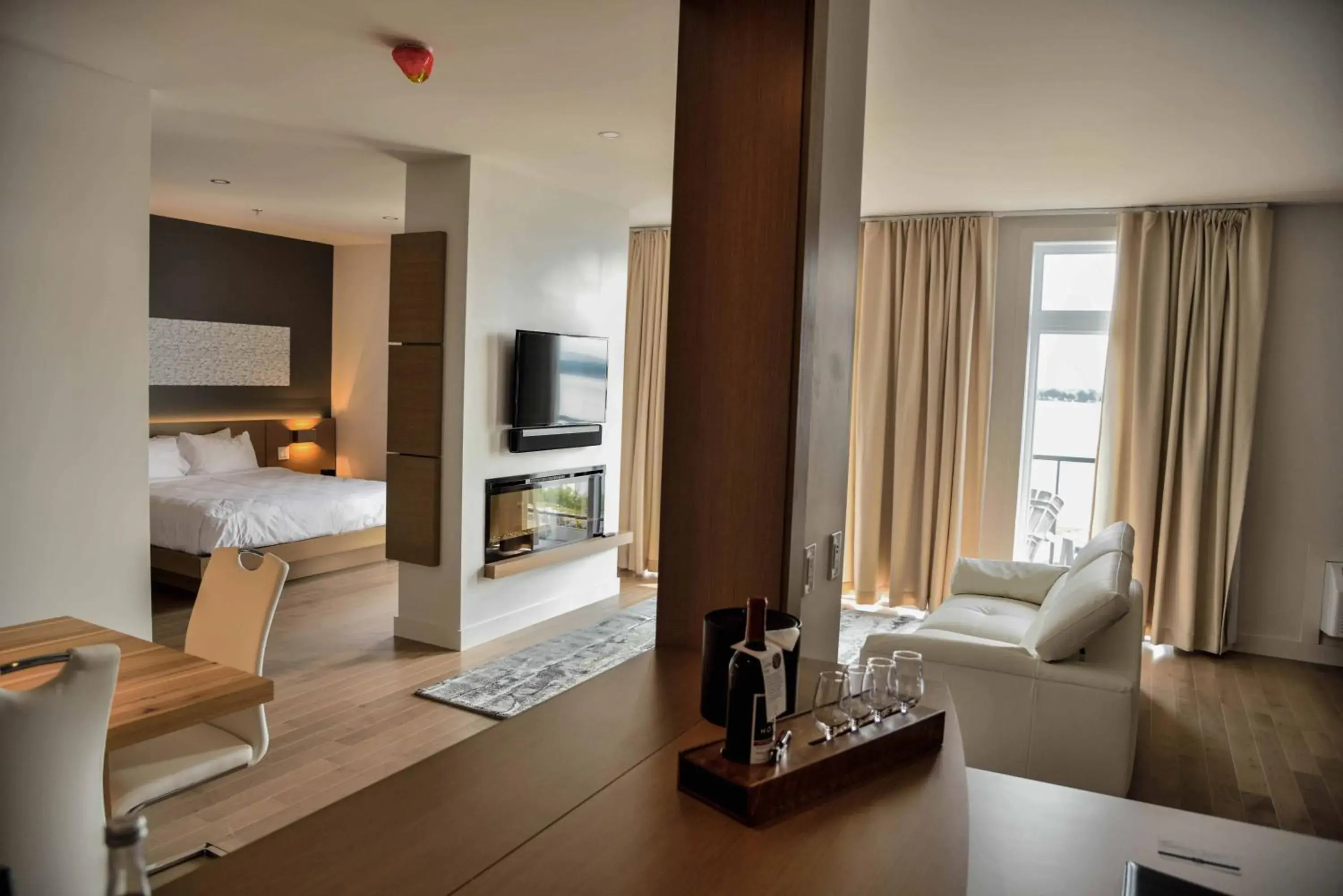 TV and multimedia, Bed in La Cache du Lac Champlain TV and multimedia, Bed in La Cache du Lac Champlain