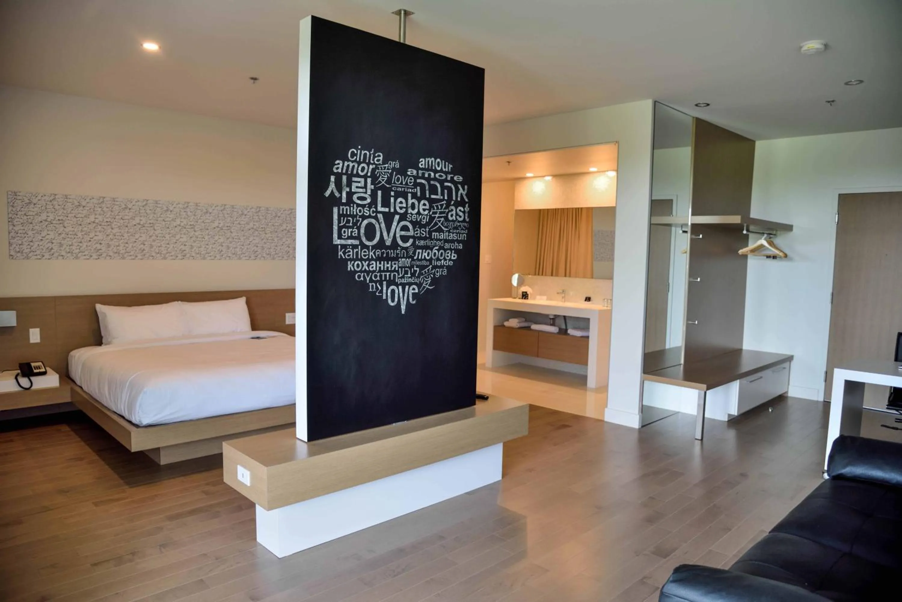 Bathroom, Bed in La Cache du Lac Champlain