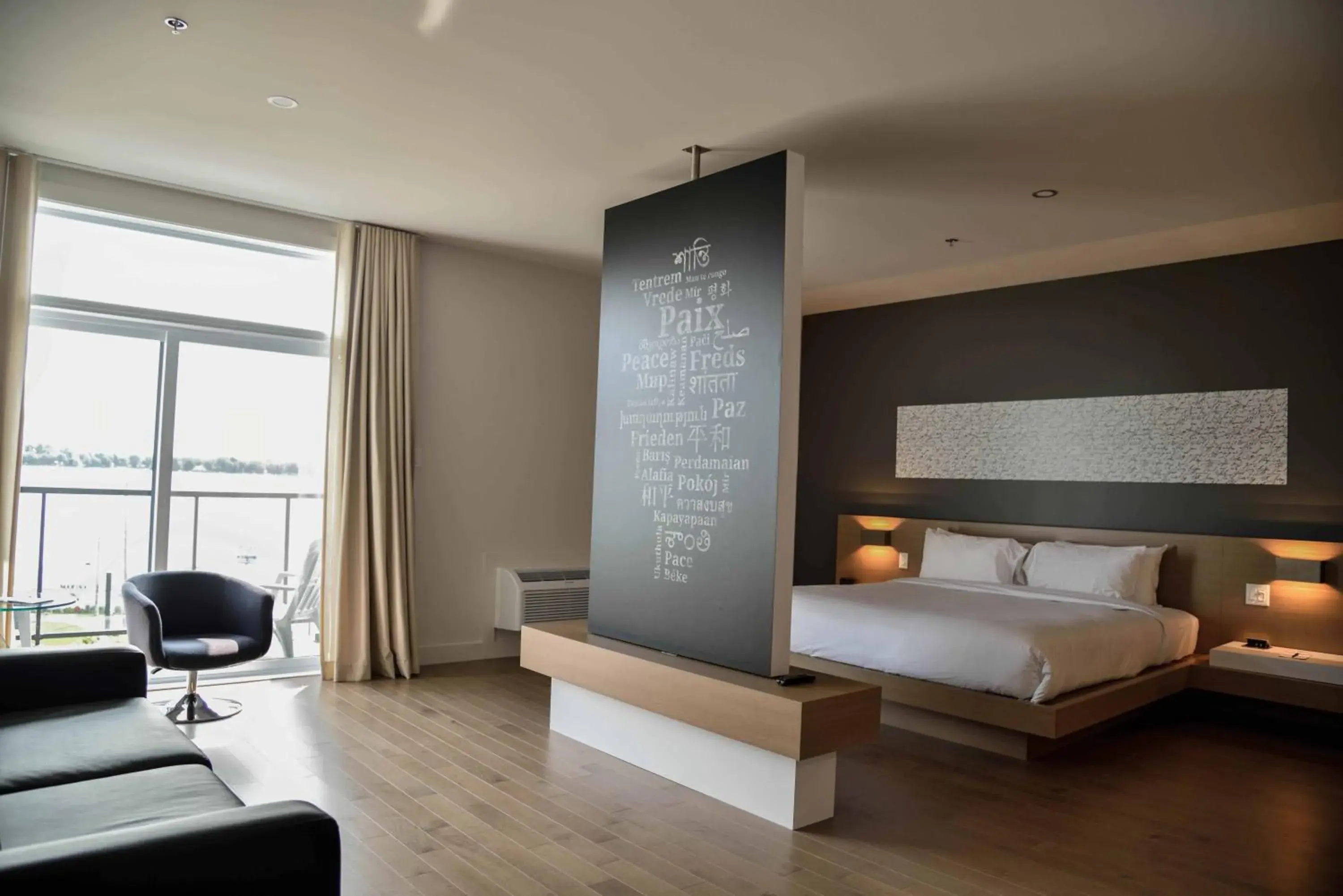 Seating area, Bed in La Cache du Lac Champlain Seating area, Bed in La Cache du Lac Champlain