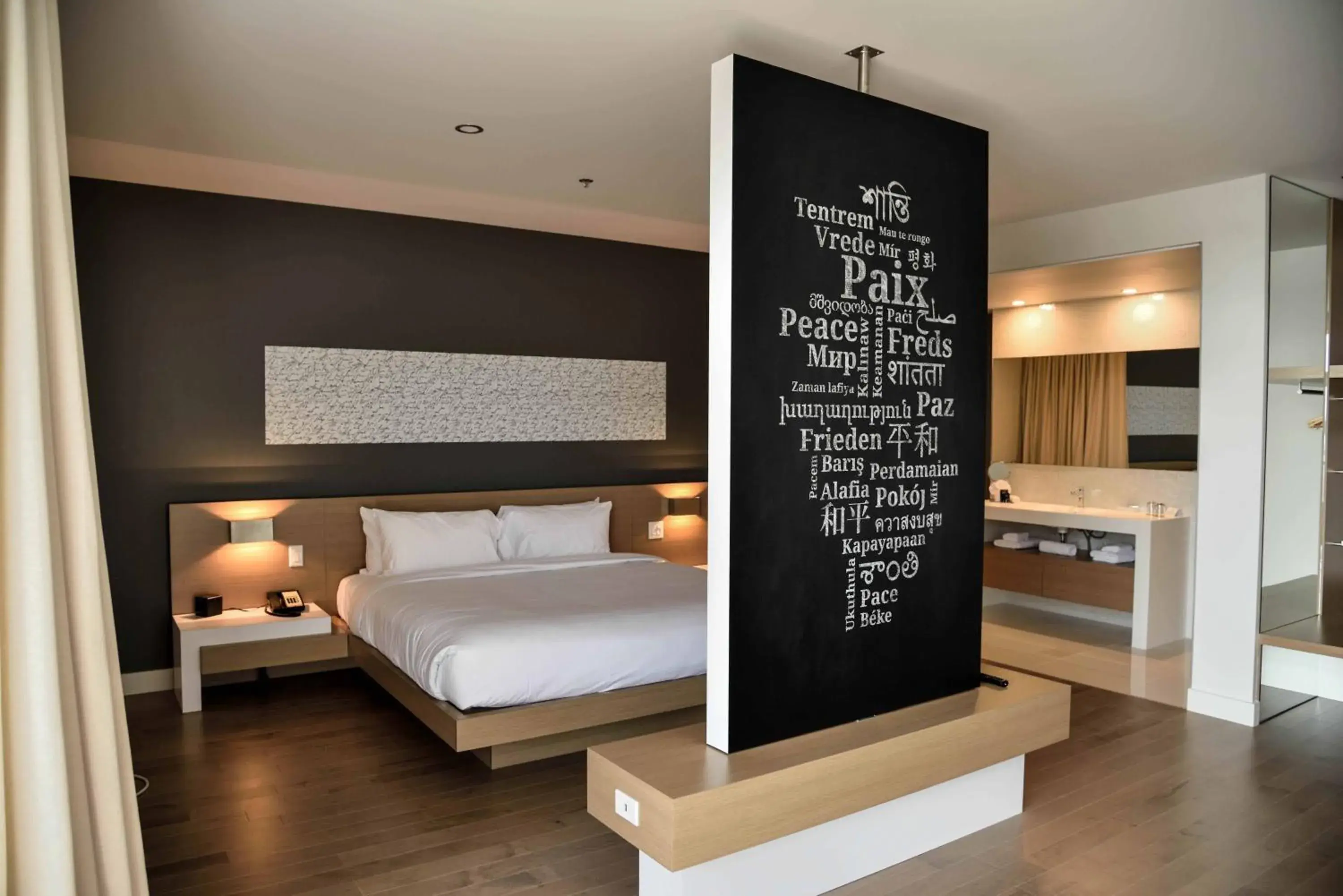 Bathroom, Bed in La Cache du Lac Champlain Bathroom, Bed in La Cache du Lac Champlain