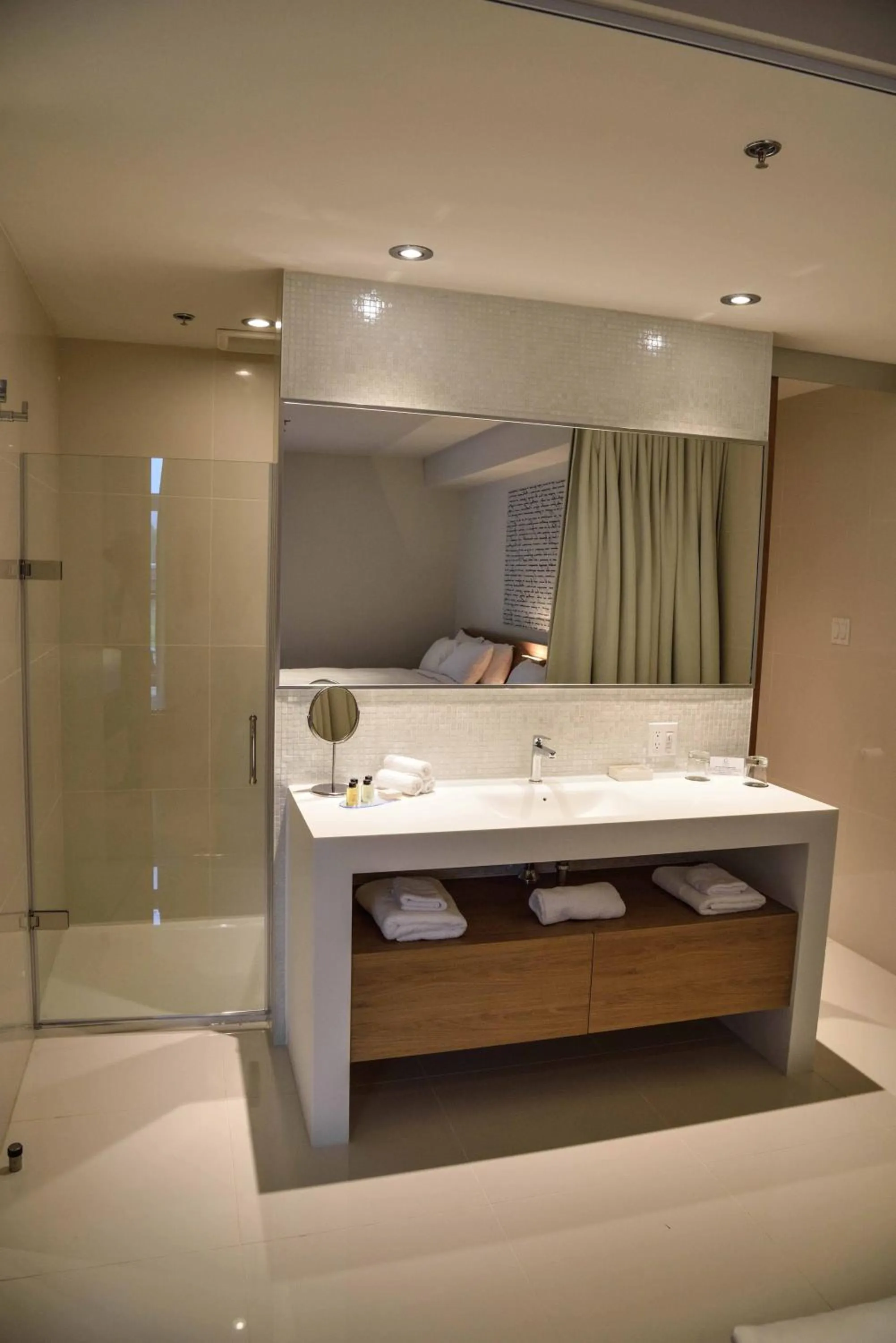 Shower in La Cache du Lac Champlain