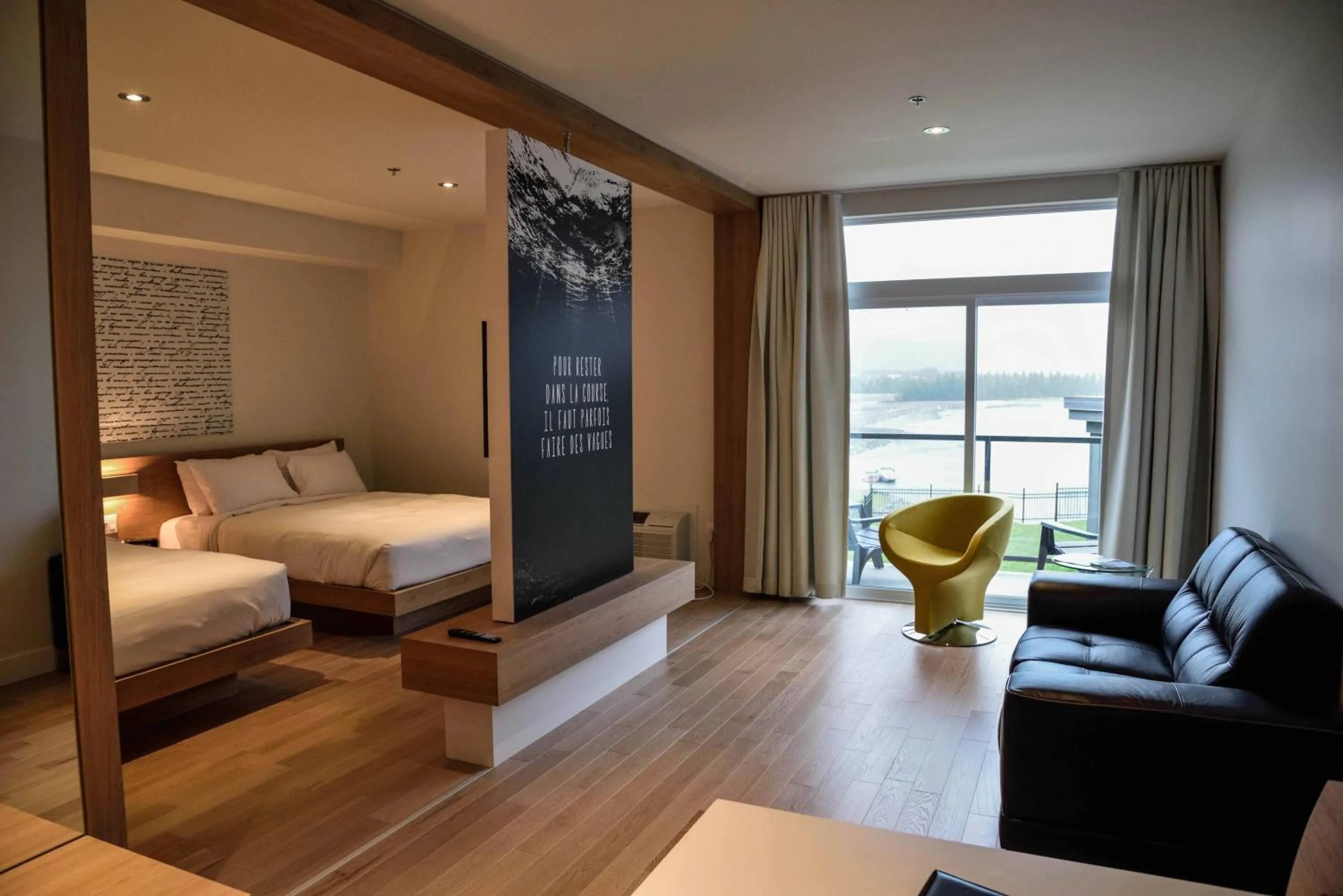 Balcony/Terrace, Bed in La Cache du Lac Champlain