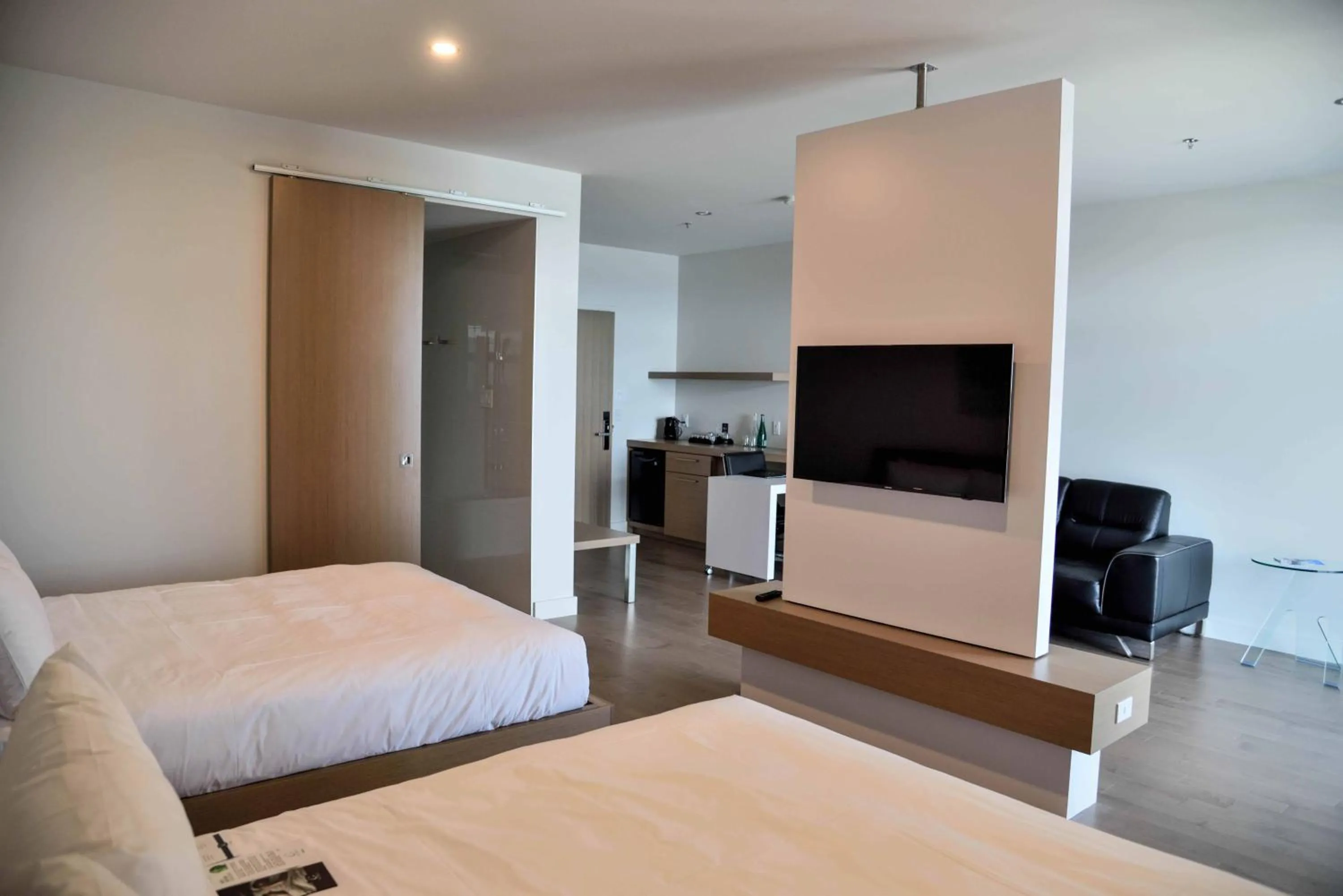 Photo of the whole room, Bed in La Cache du Lac Champlain