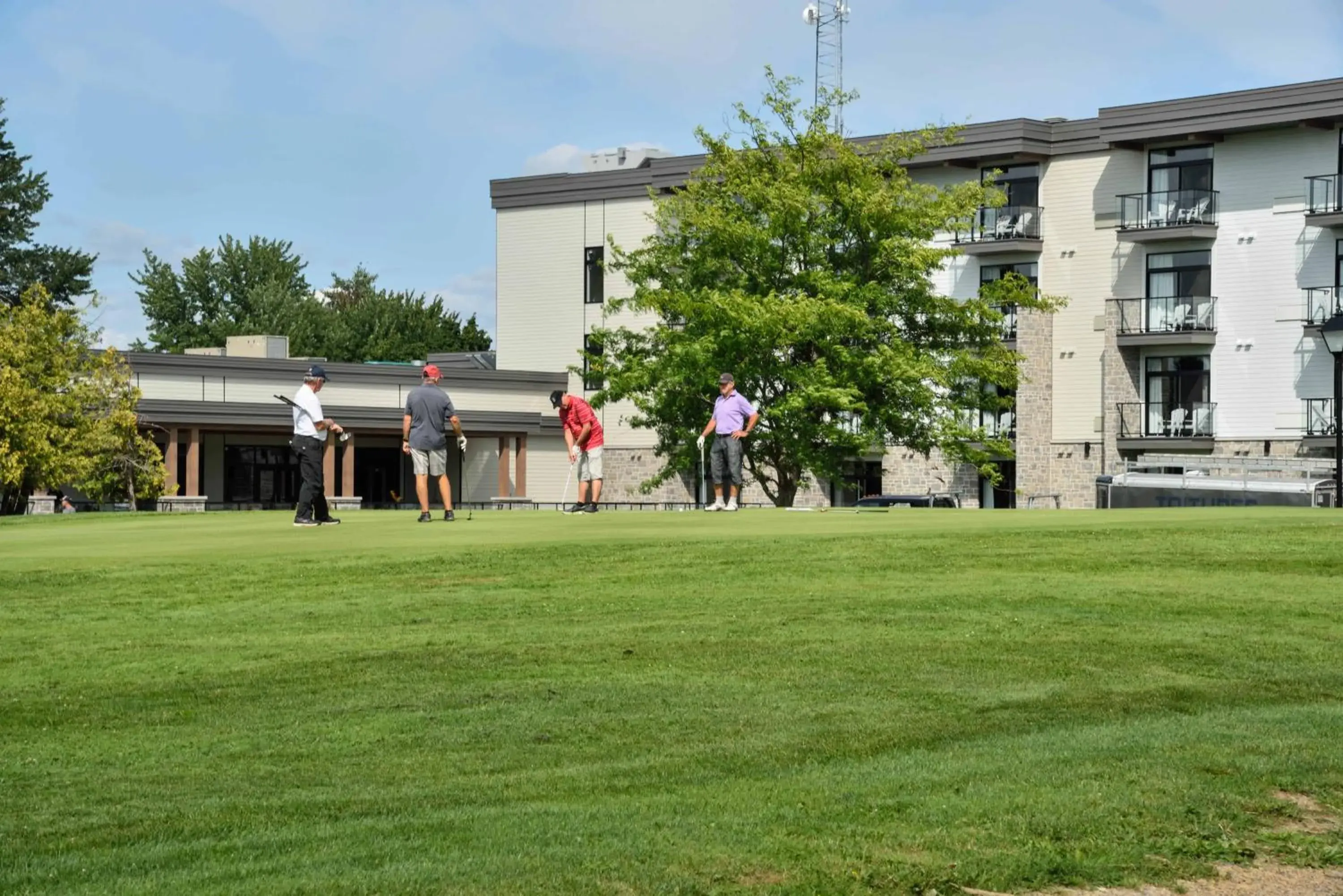 Property building in La Cache du Lac Champlain Property building in La Cache du Lac Champlain