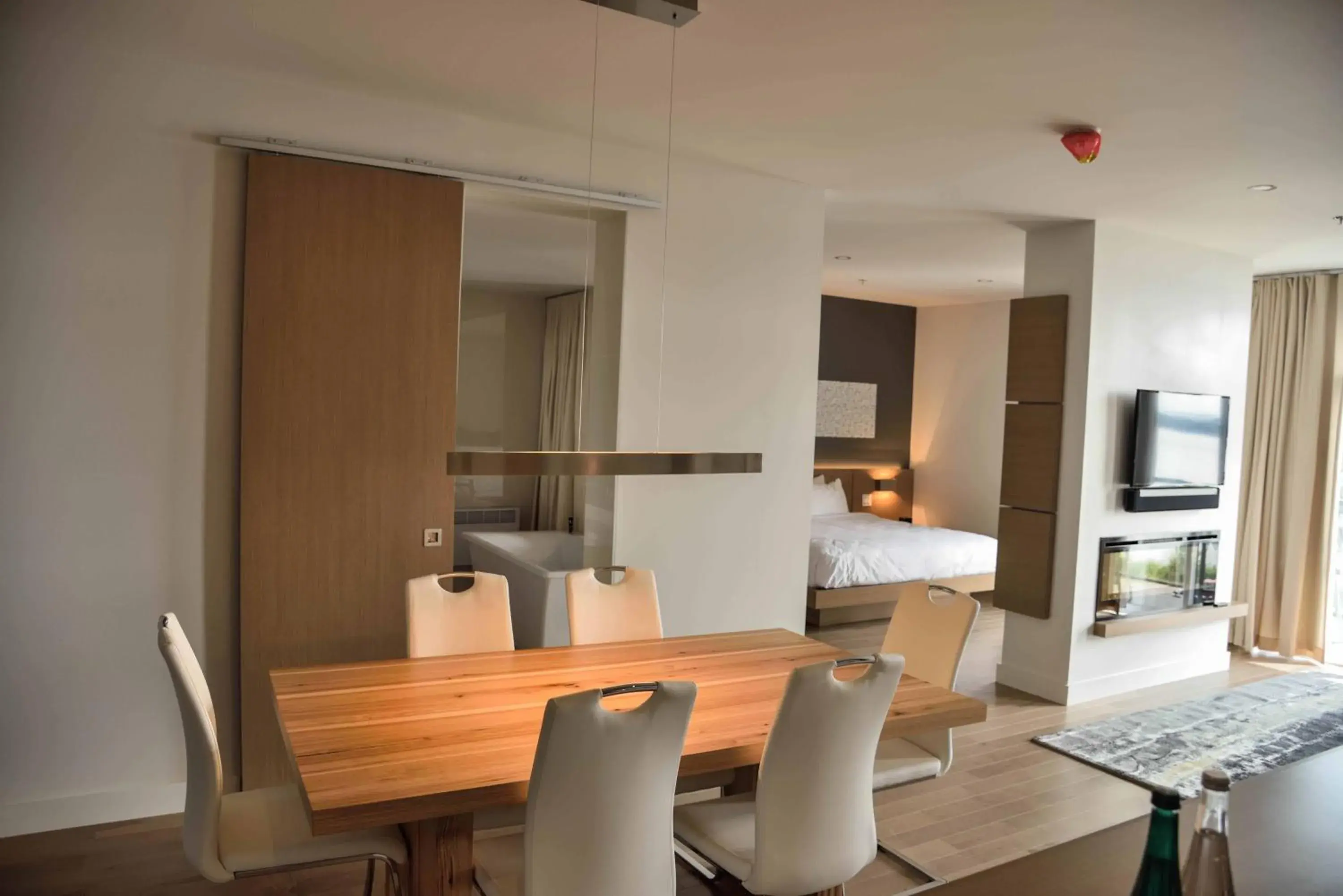 TV and multimedia, Bed in La Cache du Lac Champlain TV and multimedia, Bed in La Cache du Lac Champlain