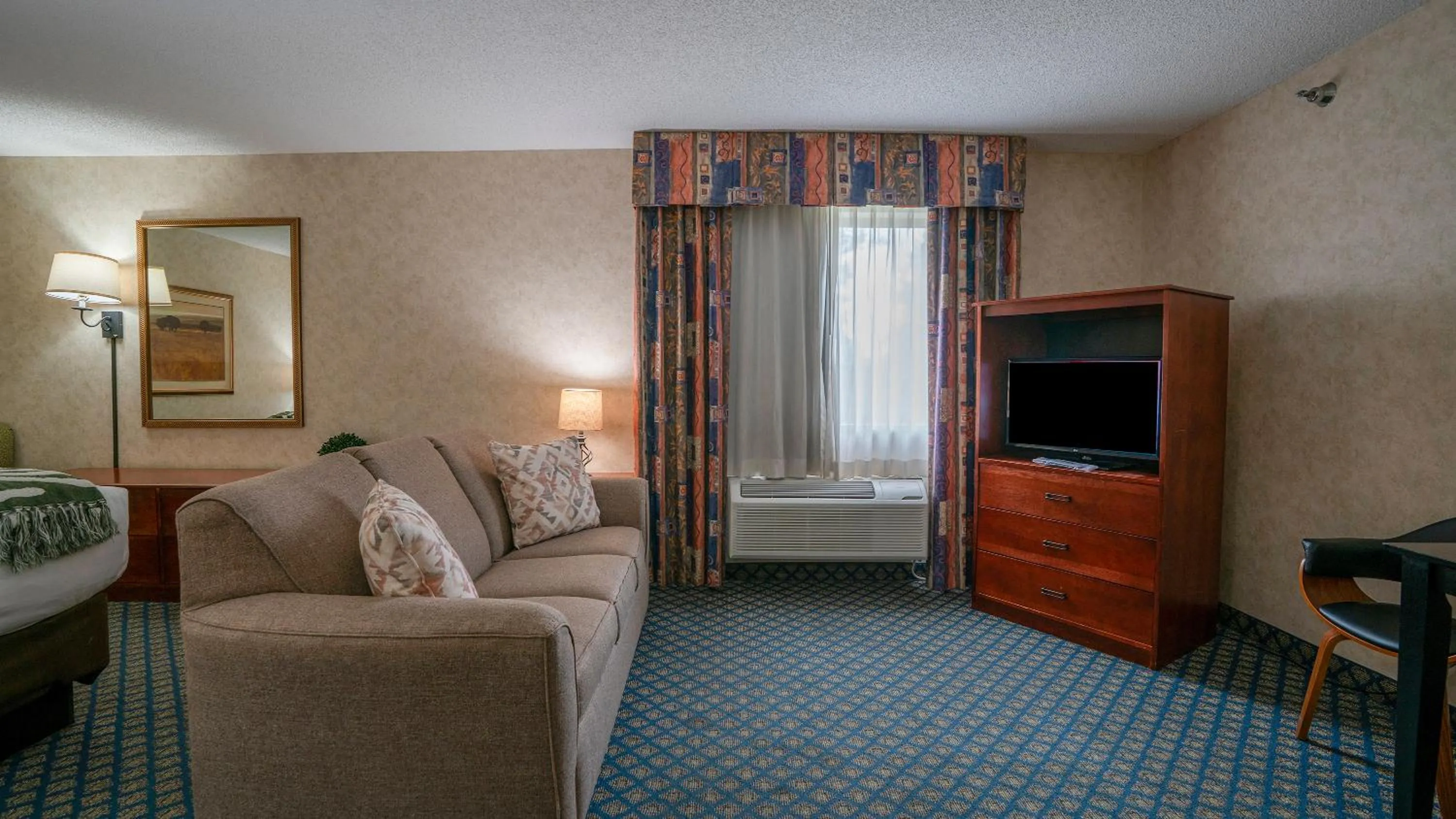 Seating area, Bed in Miles City Hotel & Suites
