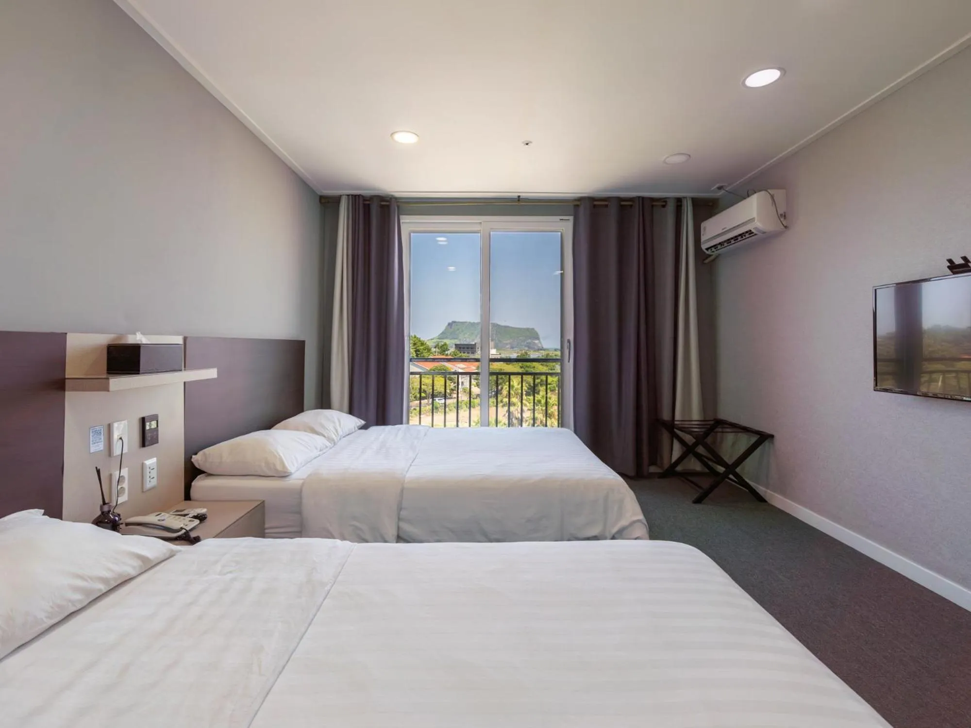 Bed in Cordelia Hotel