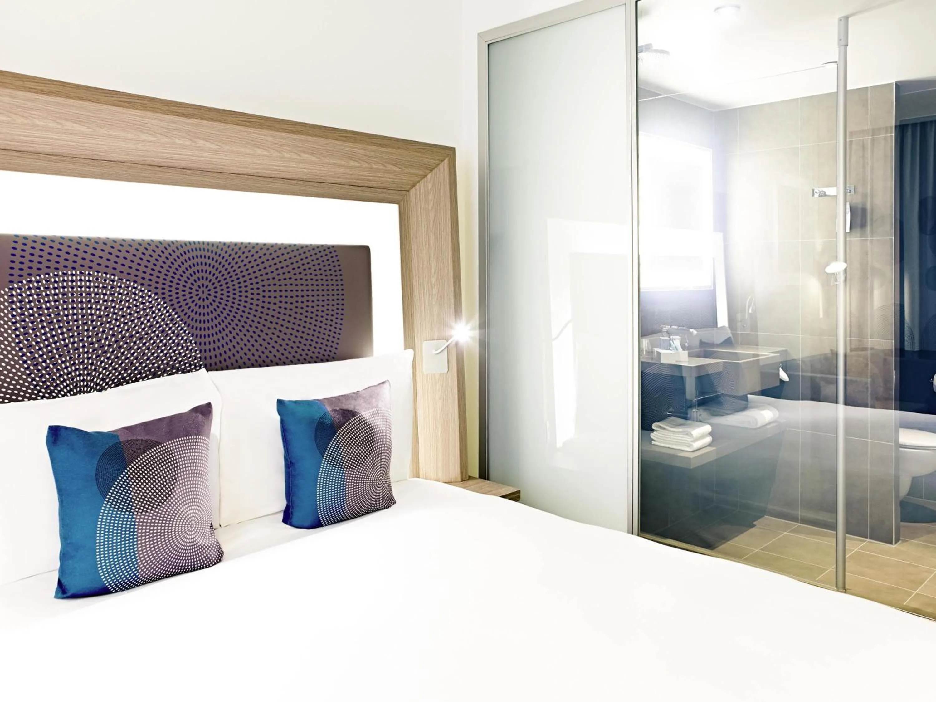 Bedroom, Bed in Novotel London Excel