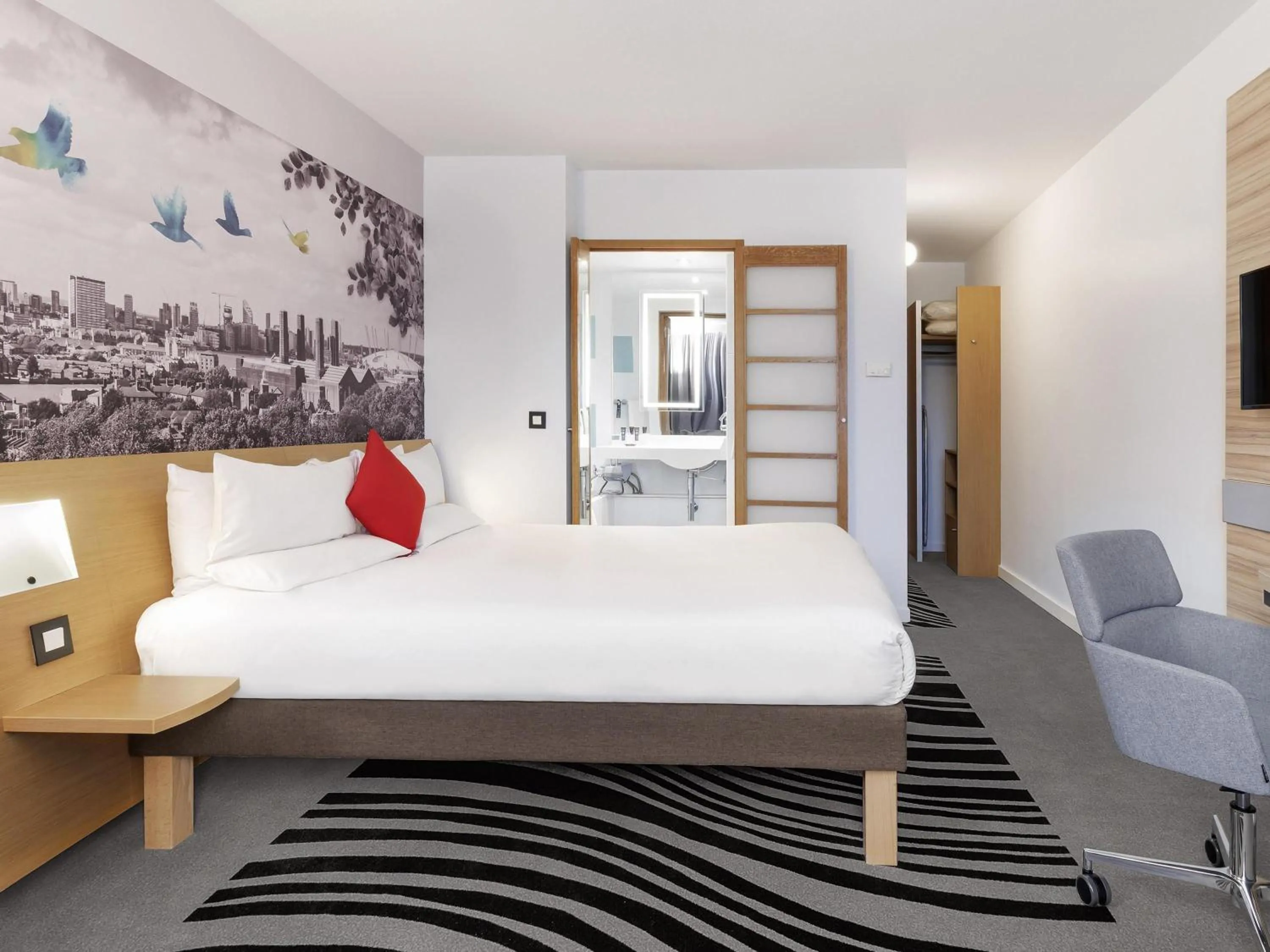 Bedroom, Bed in Novotel London Excel