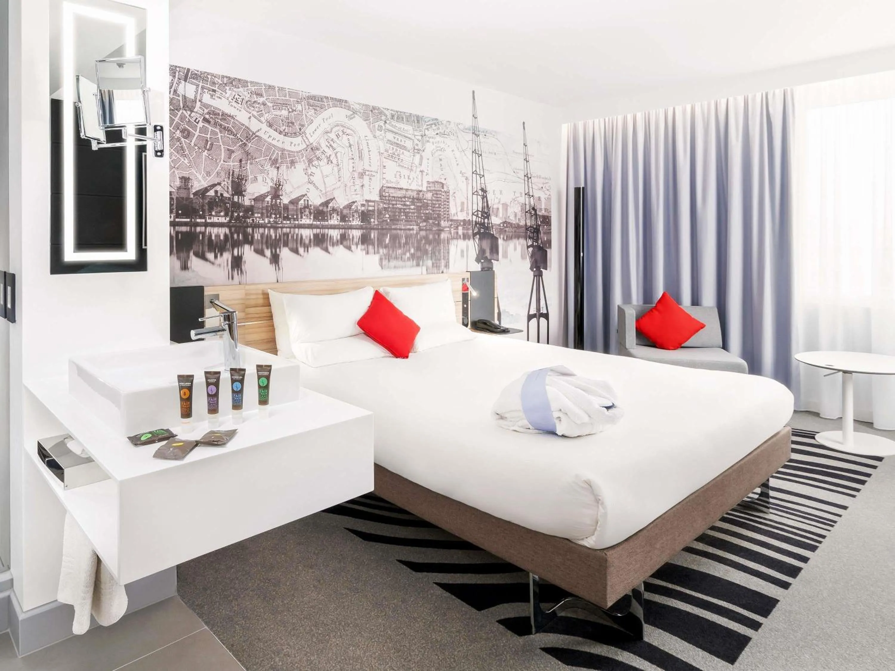 Bedroom, Bed in Novotel London Excel