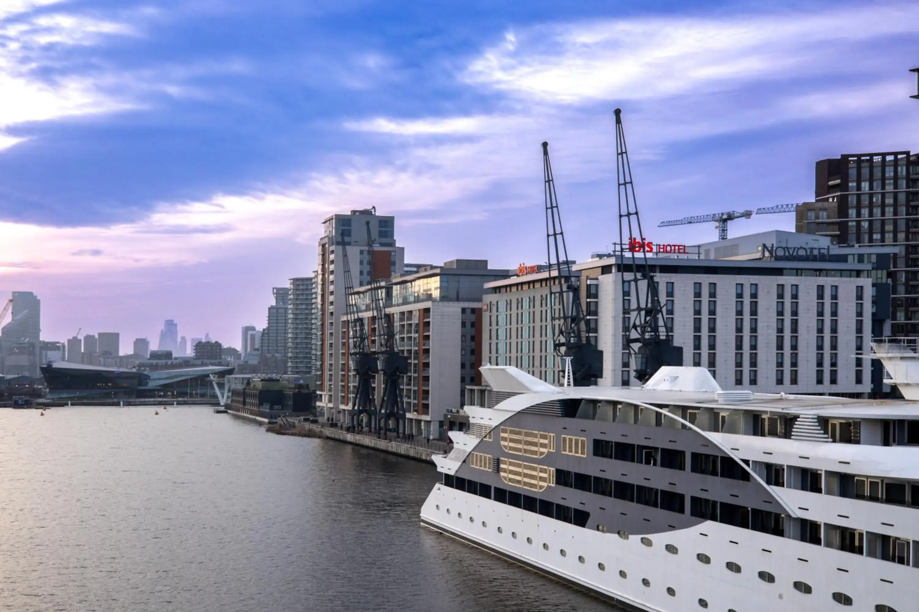 Property building in Novotel London Excel Property building in Novotel London Excel