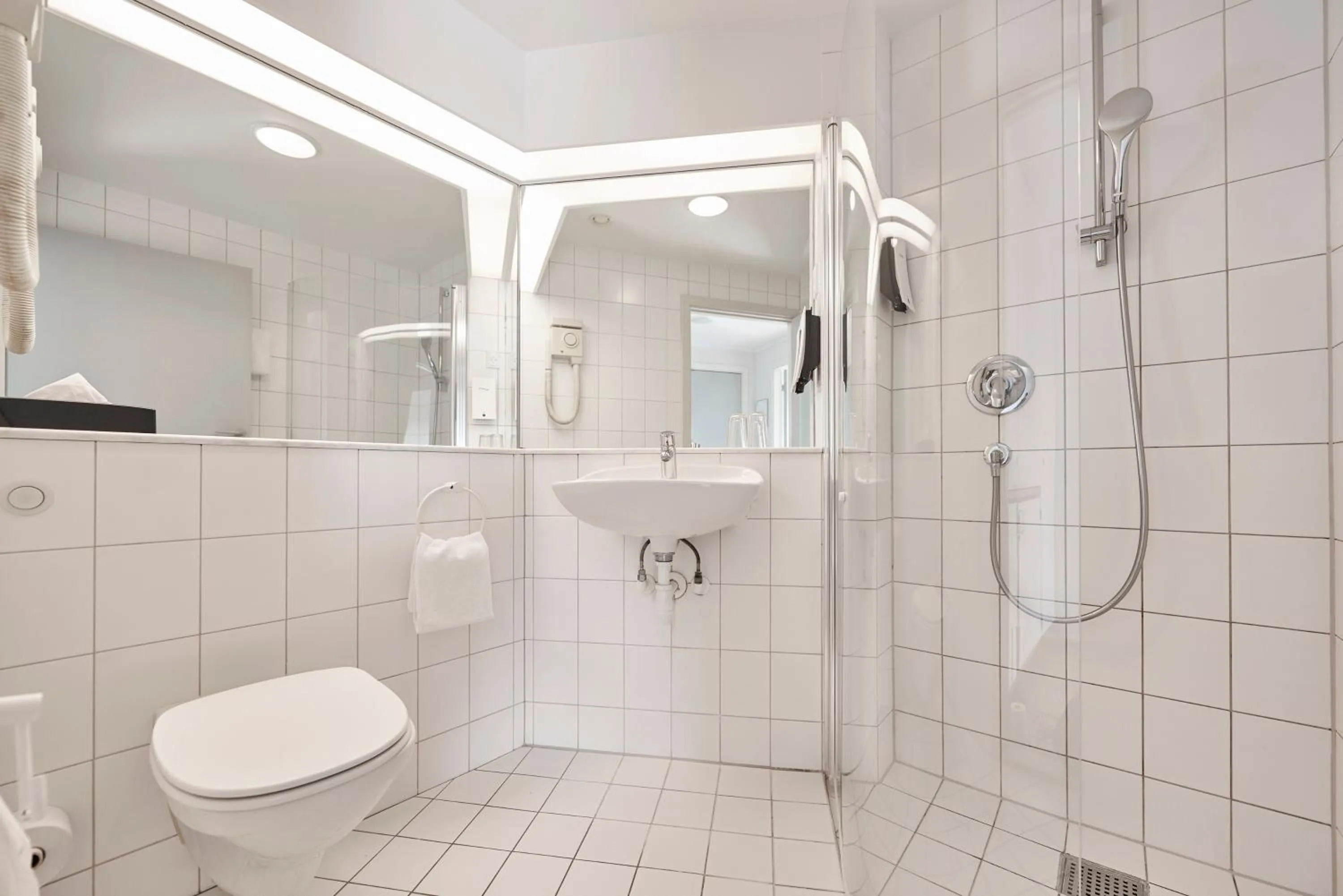 Shower in Hotel Marina