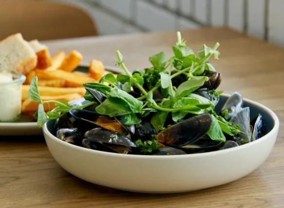 Restaurant/places to eat in Hotel Marina