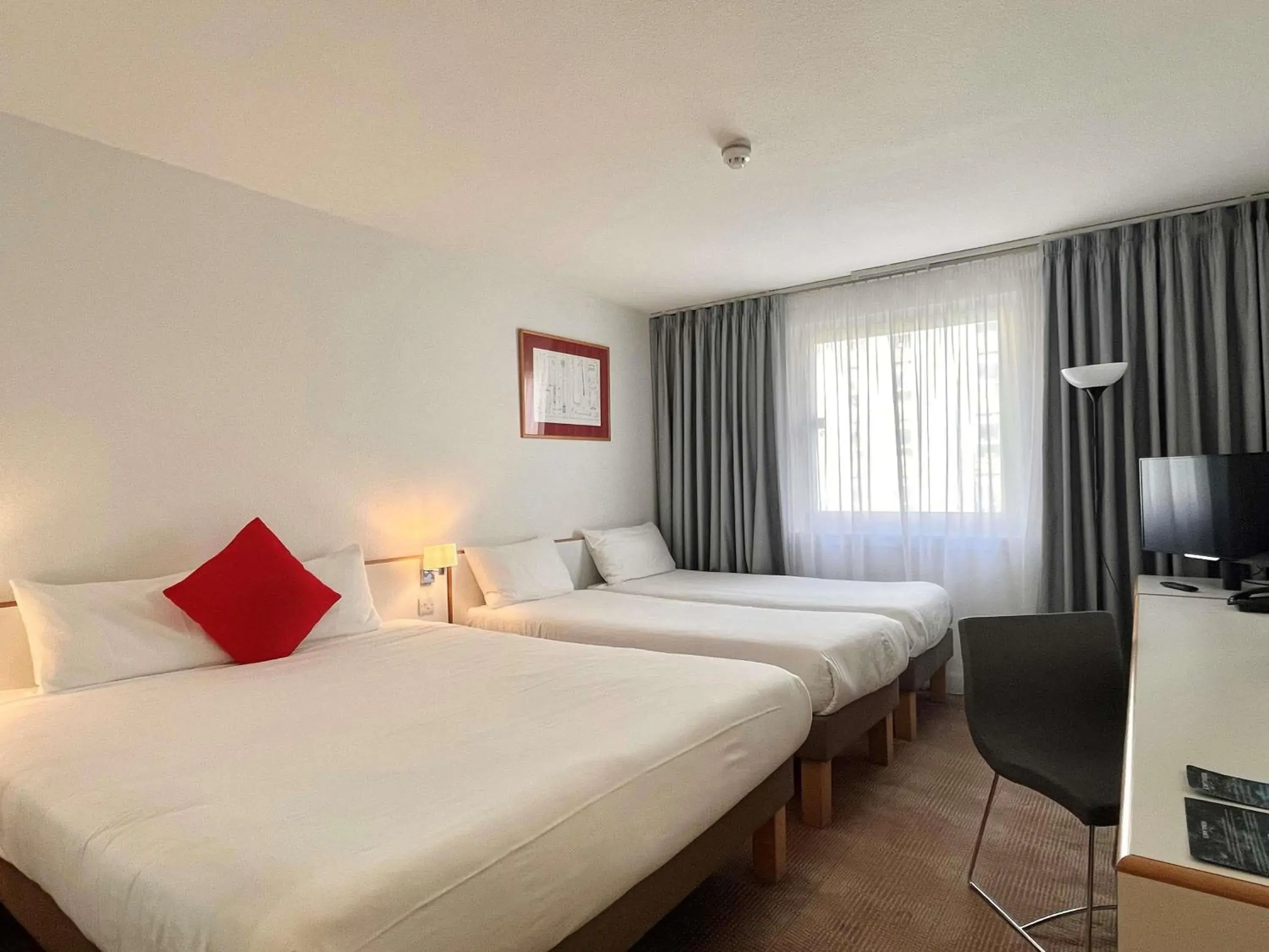 TV and multimedia, Bed in Novotel Glasgow Centre TV and multimedia, Bed in Novotel Glasgow Centre