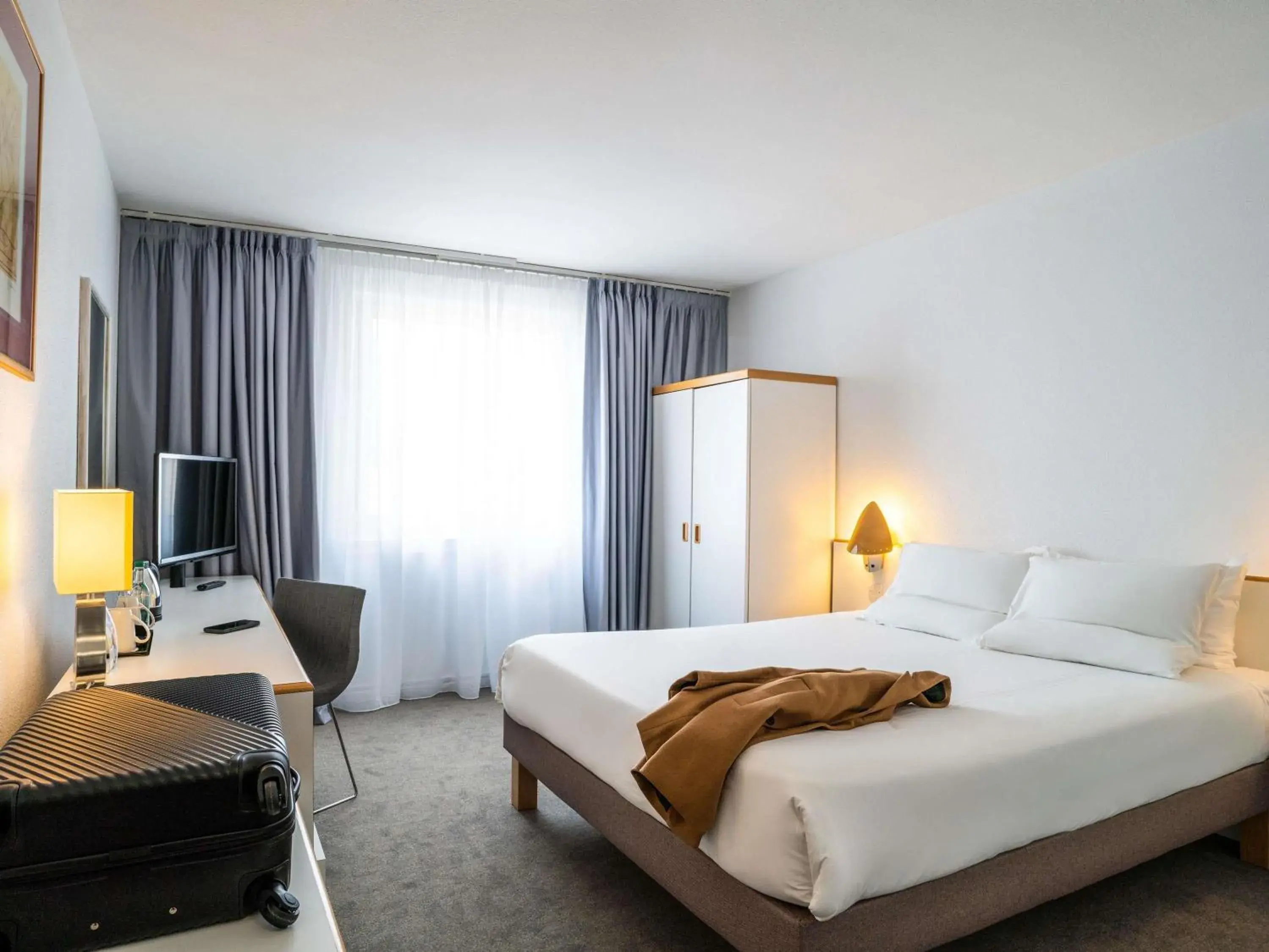 TV and multimedia, Bed in Novotel Glasgow Centre TV and multimedia, Bed in Novotel Glasgow Centre