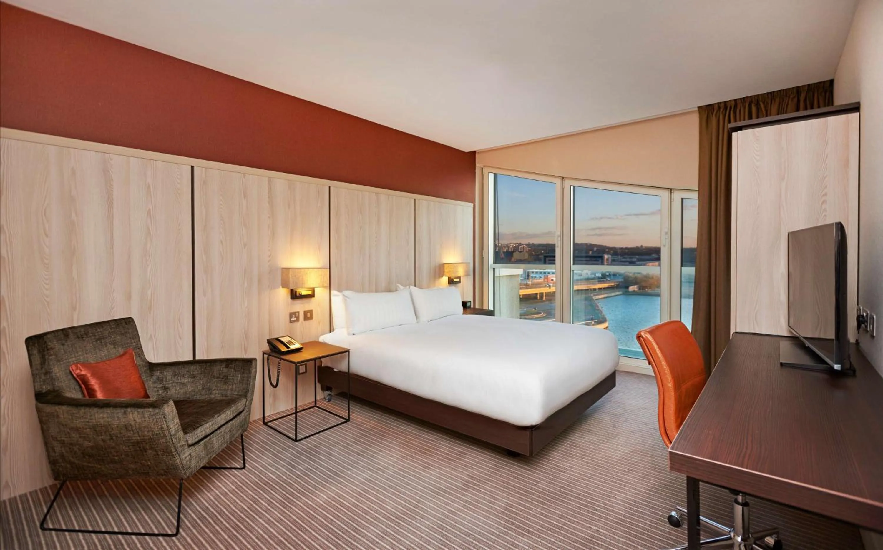 Bedroom, Bed in DoubleTree By Hilton London Excel