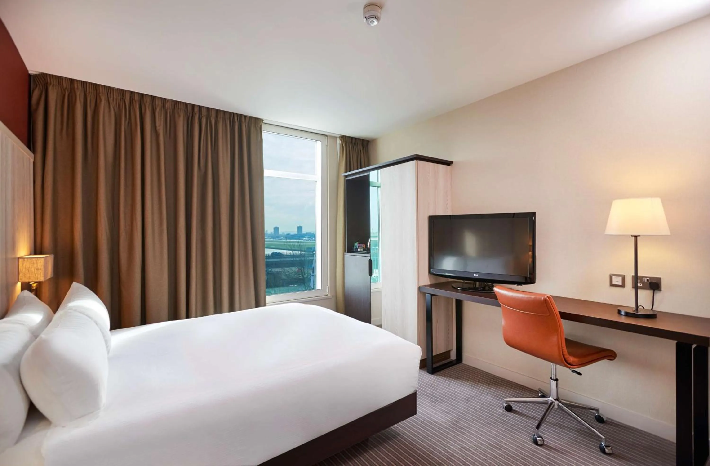 Bedroom, Bed in DoubleTree By Hilton London Excel