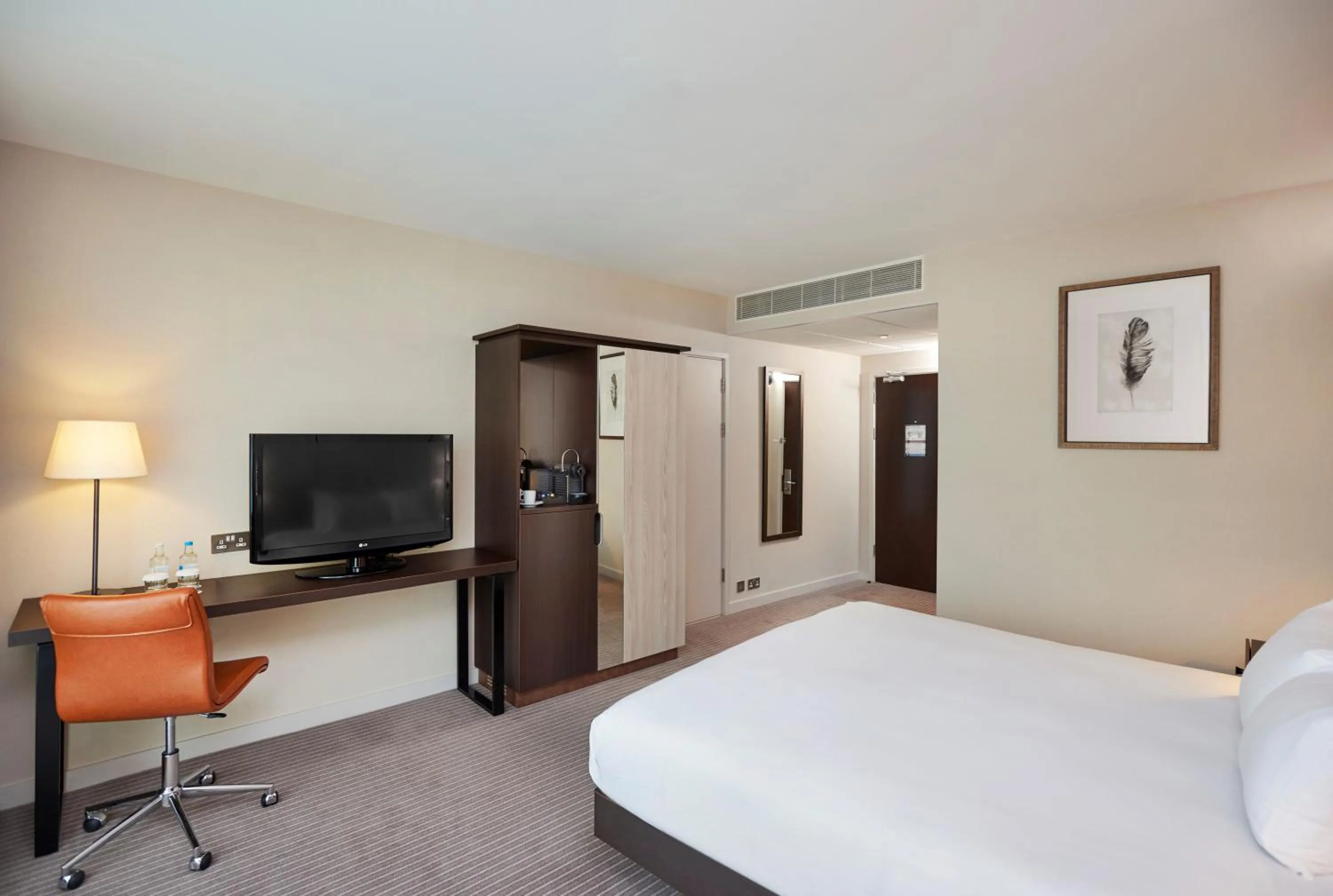 Bedroom, Bed in DoubleTree By Hilton London Excel
