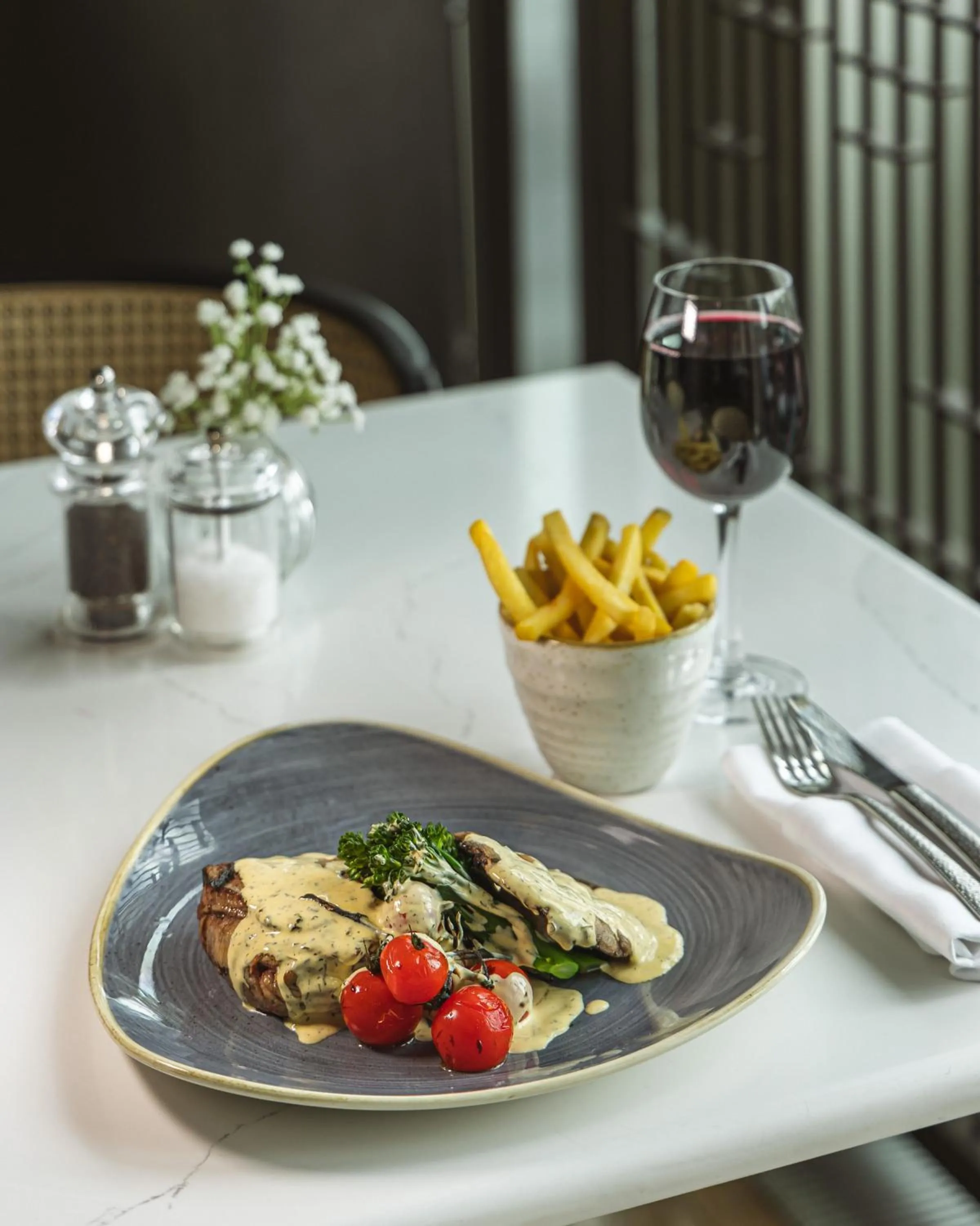 Food and drinks in DoubleTree By Hilton London Excel