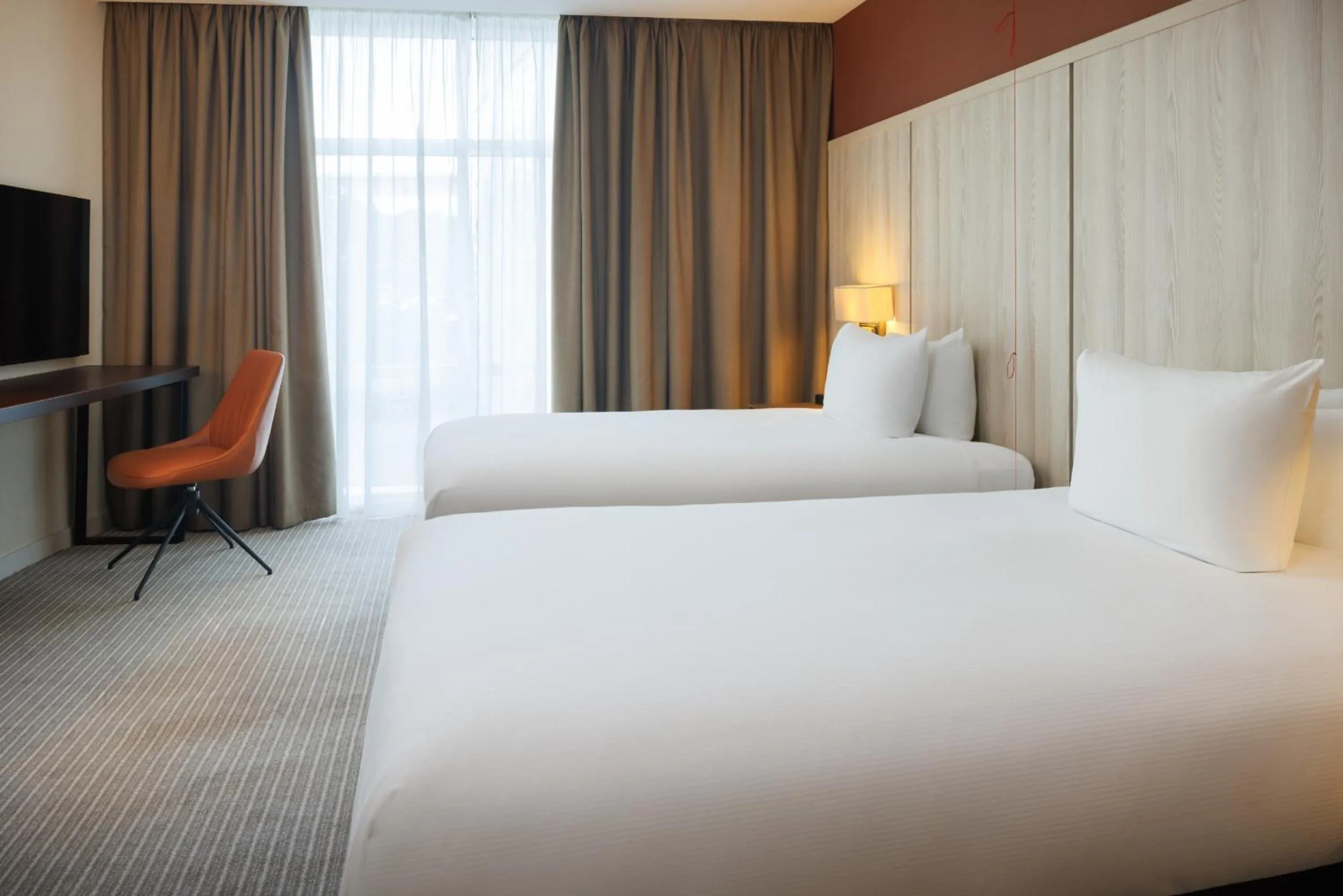 Bathroom, Bed in DoubleTree By Hilton London Excel