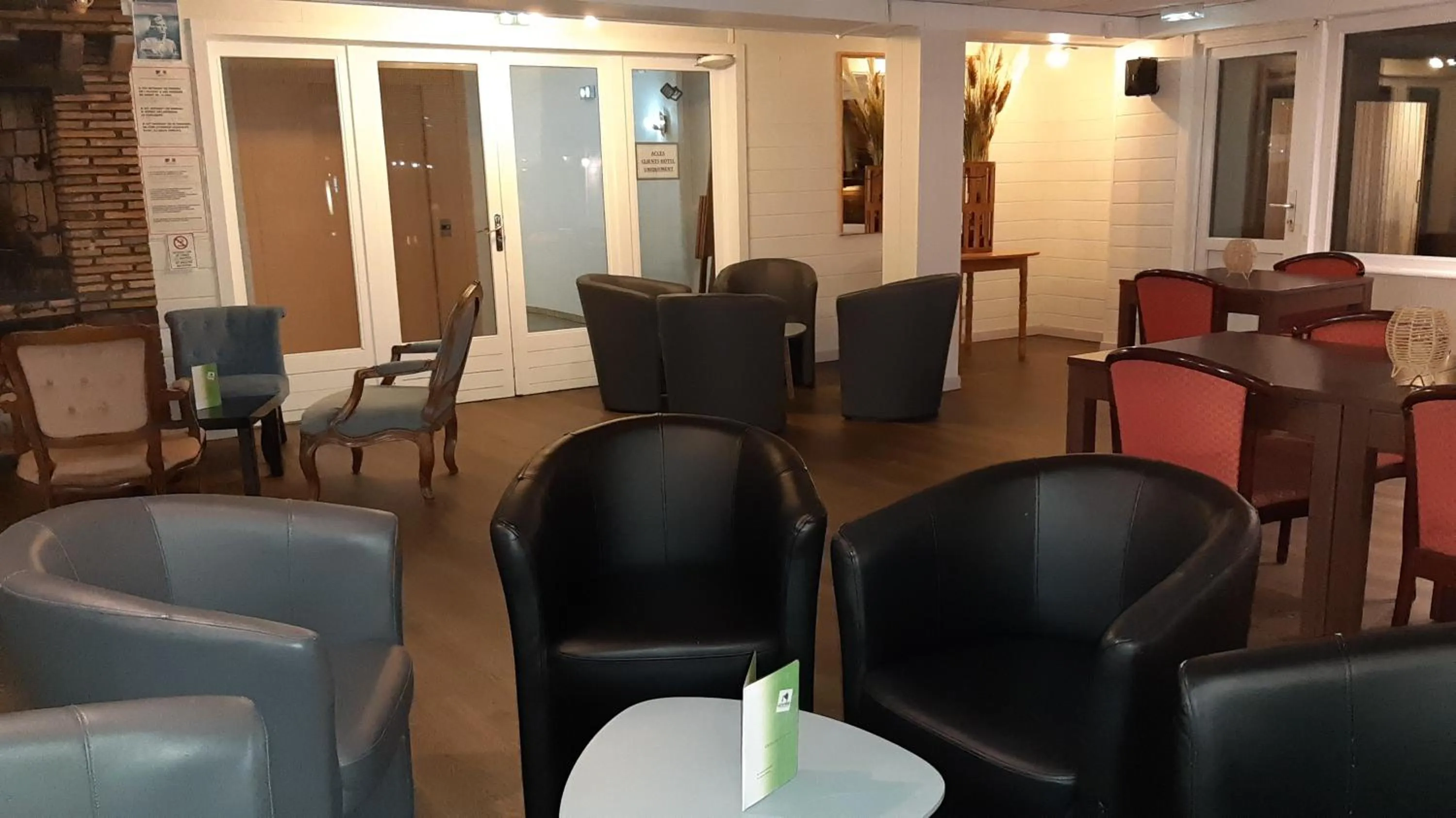 Lounge or bar in Hotel De La Route Verte