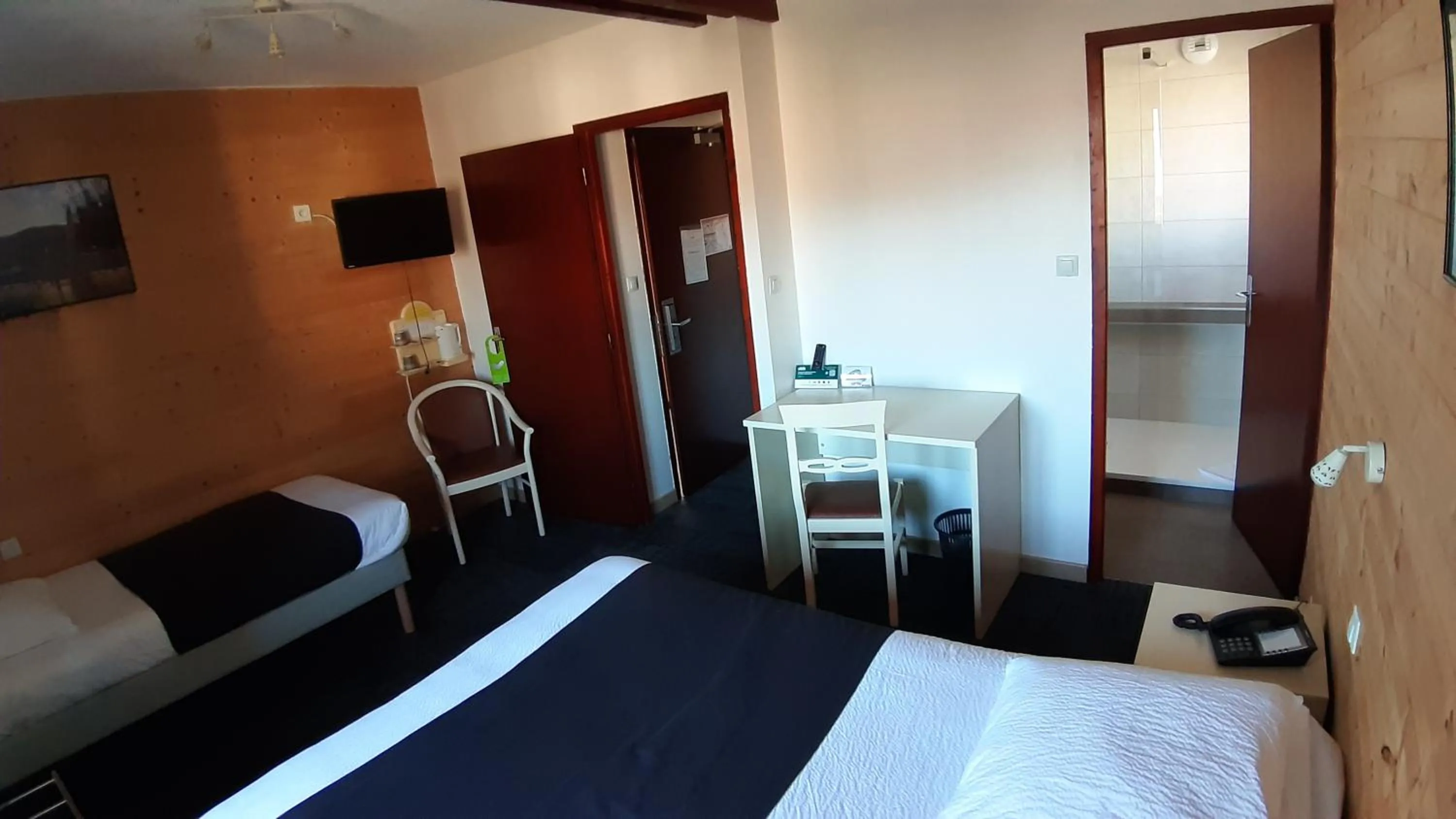 Bedroom, Bed in Hotel De La Route Verte