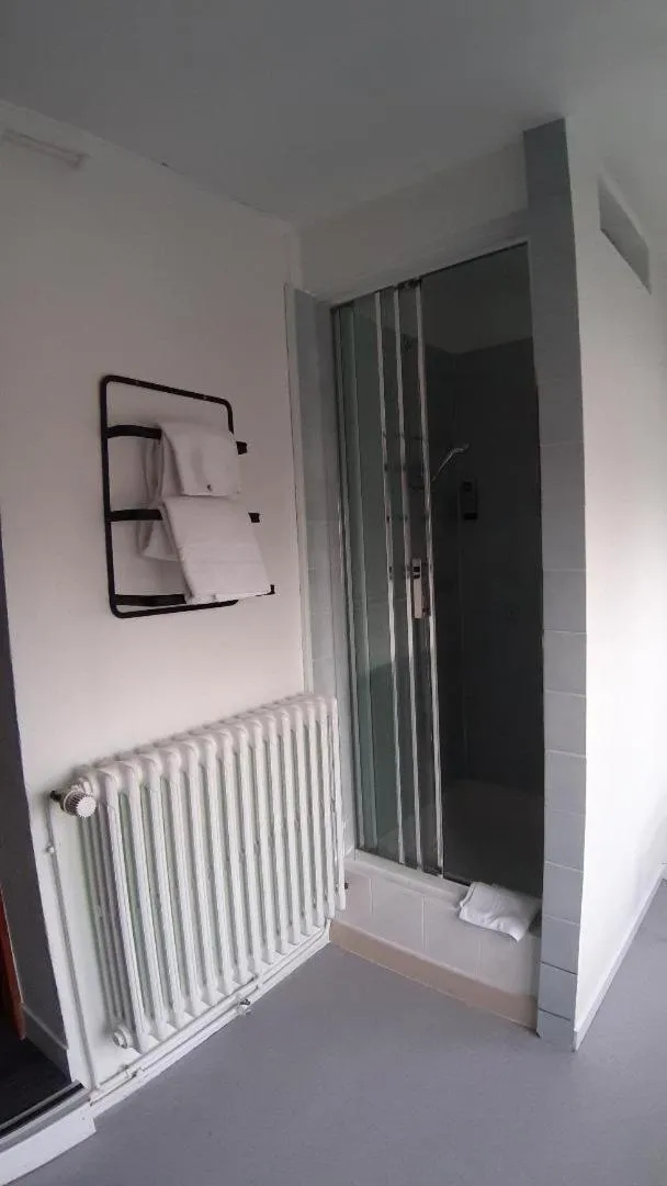 Shower in Hotel De La Route Verte
