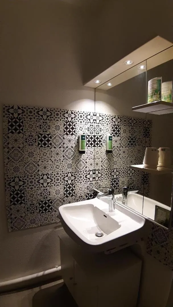 Bathroom in Hotel De La Route Verte