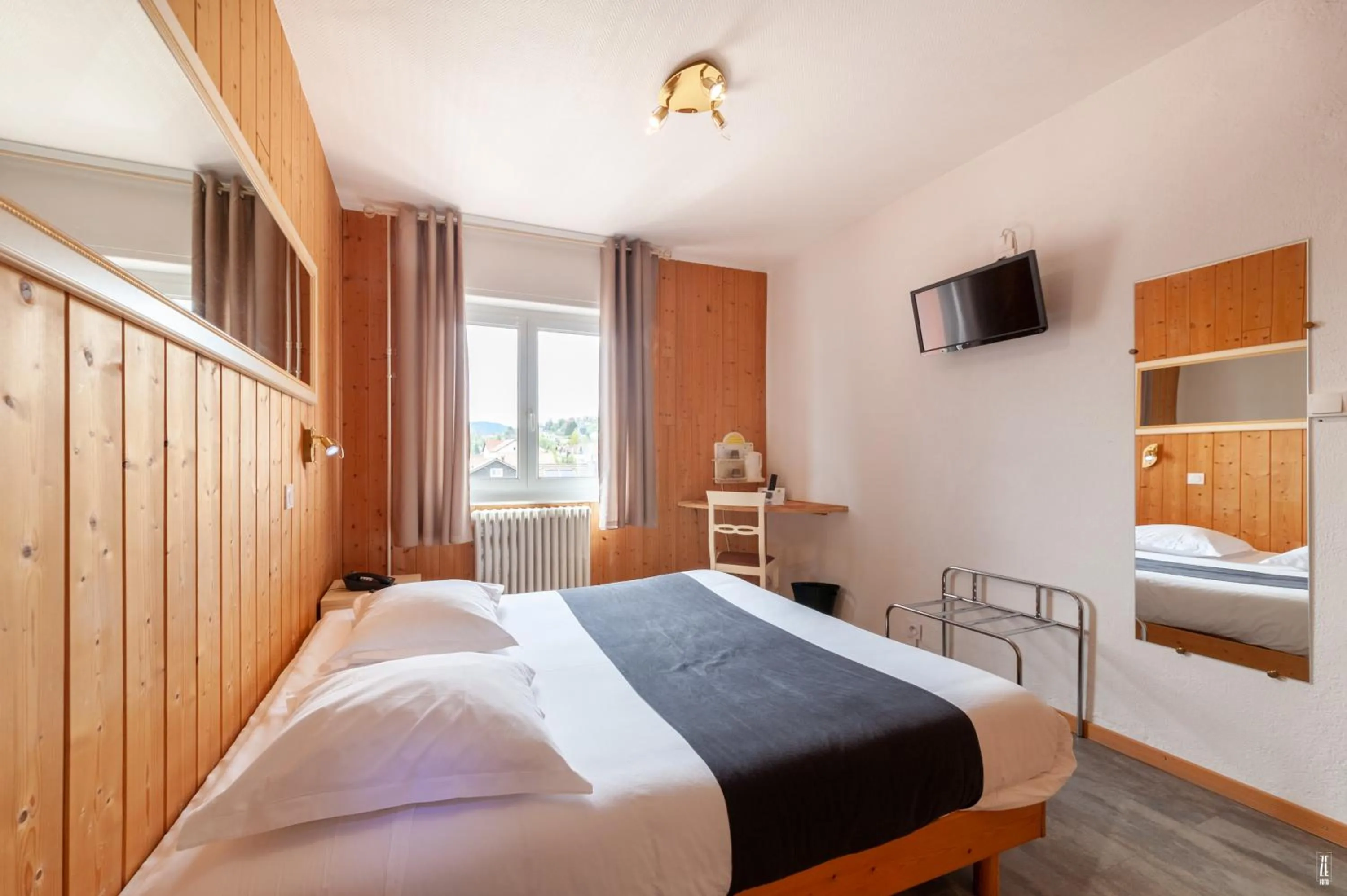 Bedroom, Bed in Hotel De La Route Verte