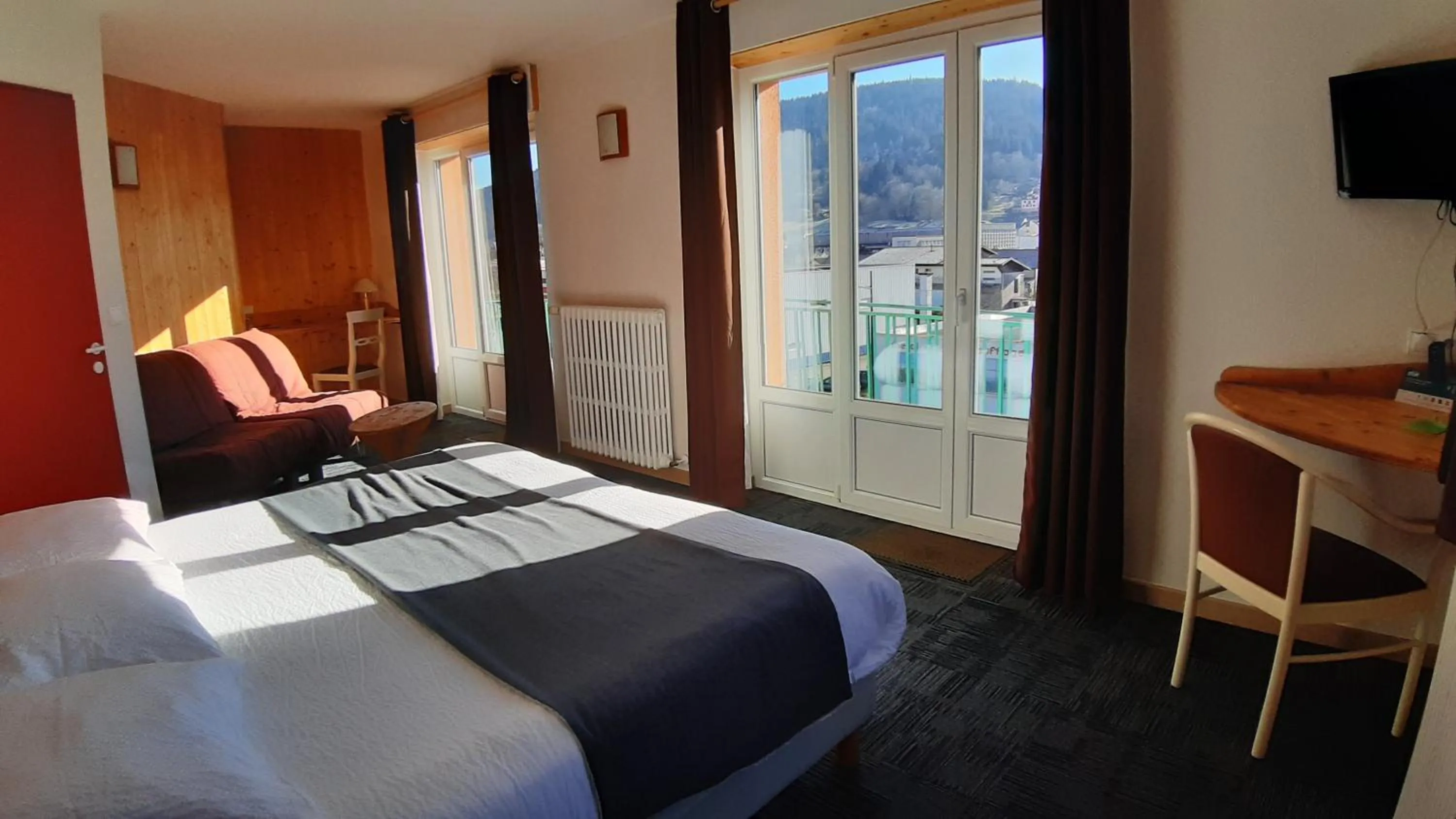 Bedroom, Bed in Hotel De La Route Verte