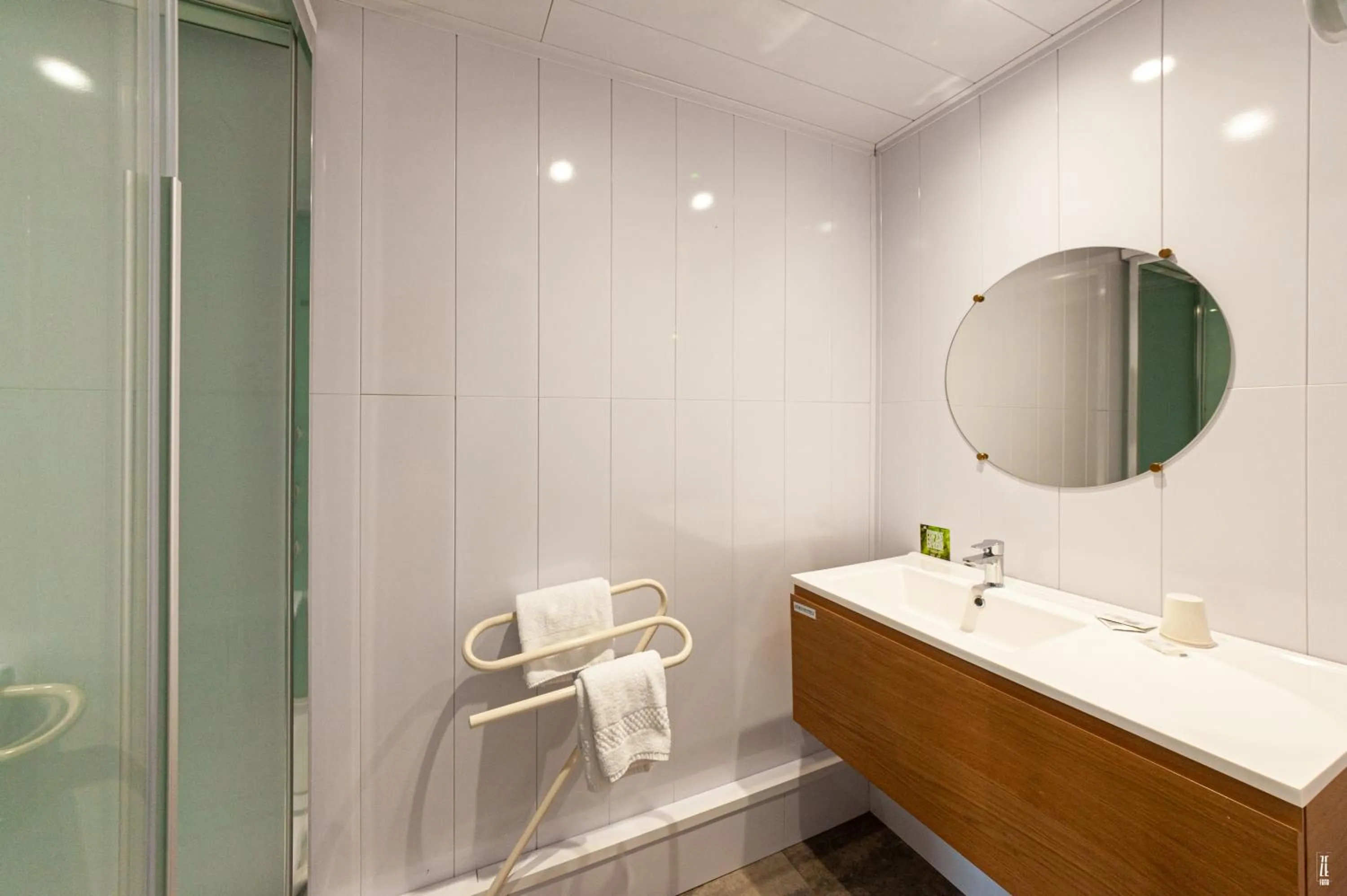 Bathroom in Hotel De La Route Verte