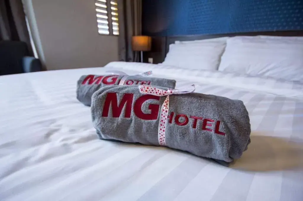 towels, Bed in OMG Hotel