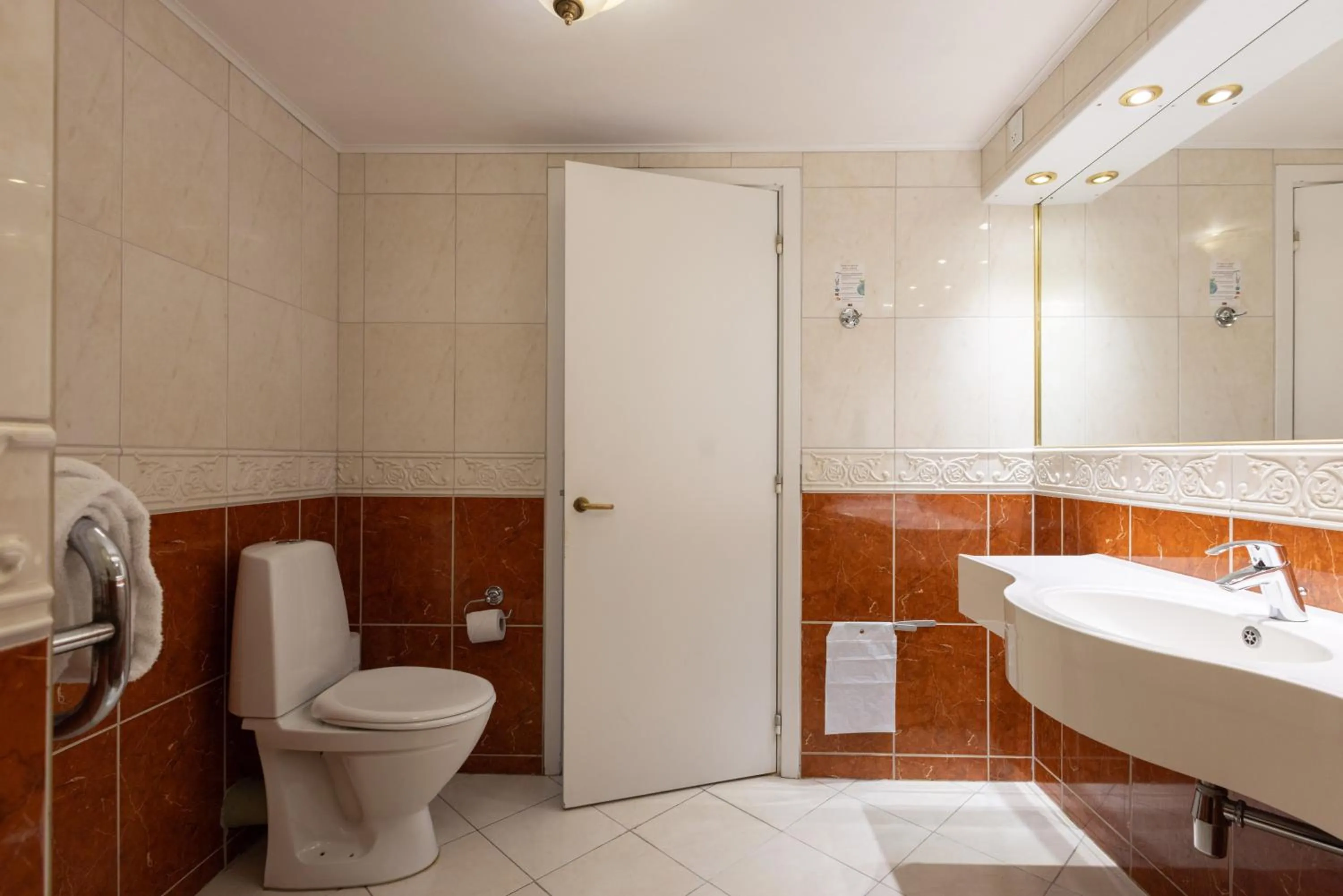 Bathroom in Milling Hotel Plaza