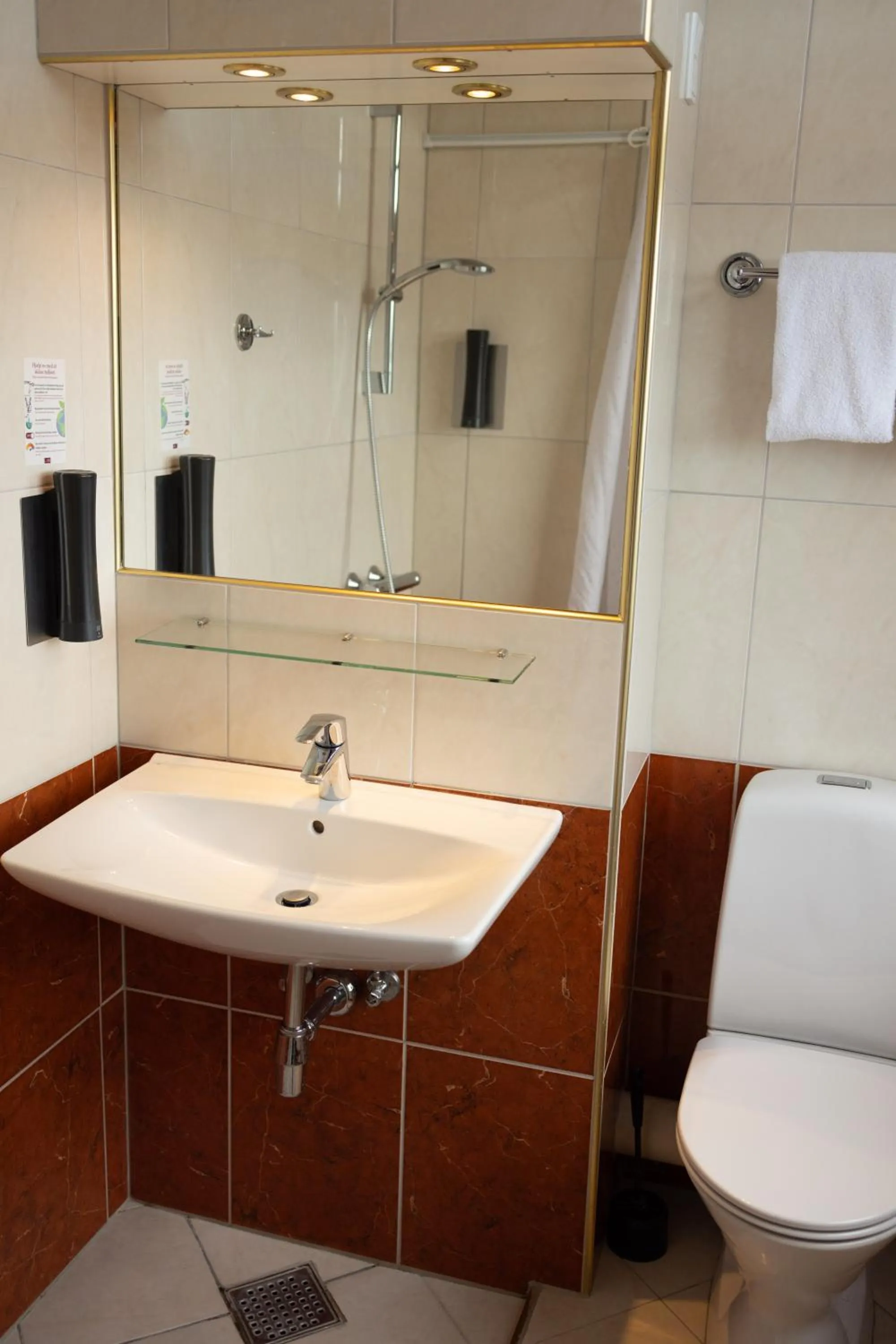 Bathroom in Milling Hotel Plaza