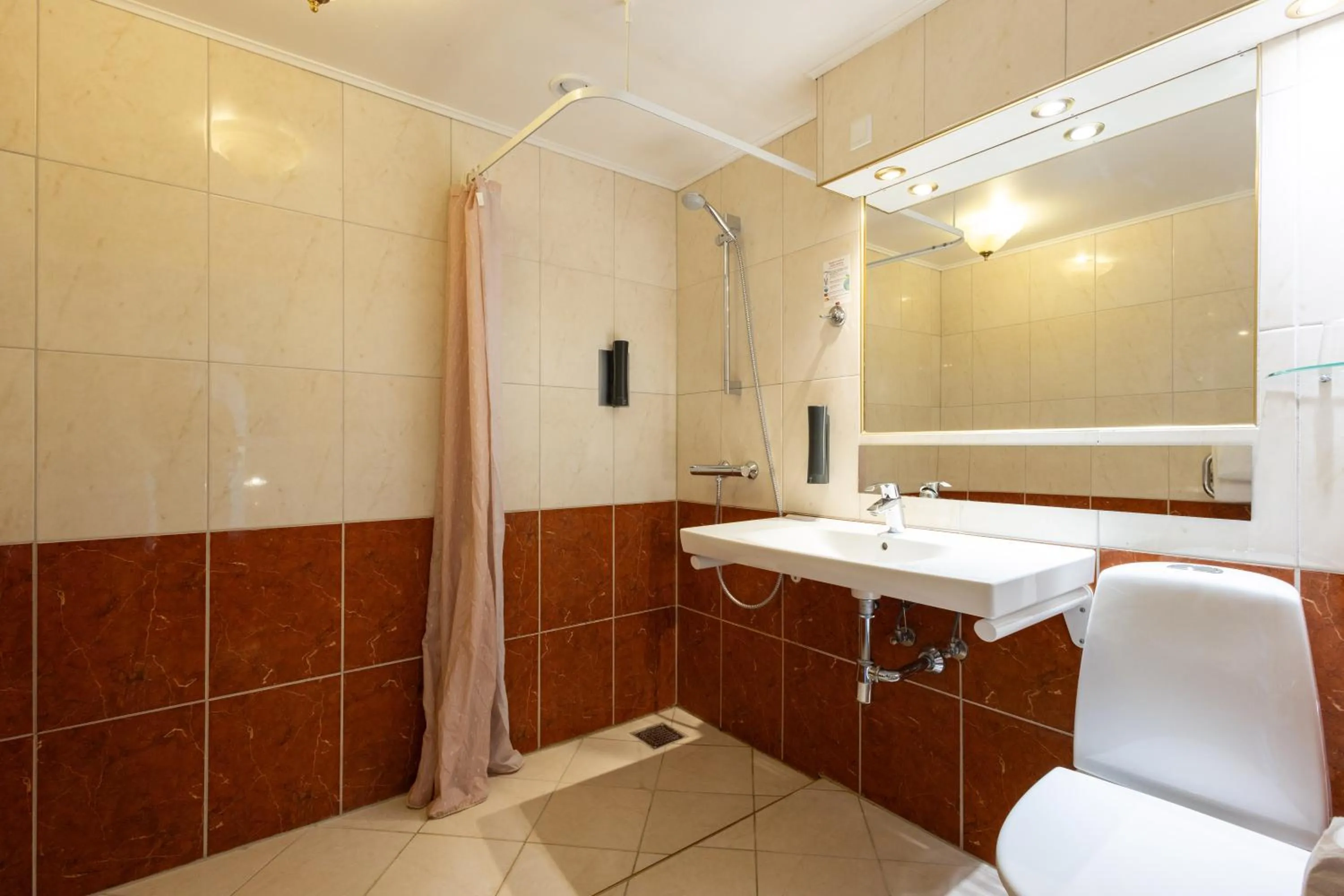 Bathroom in Milling Hotel Plaza