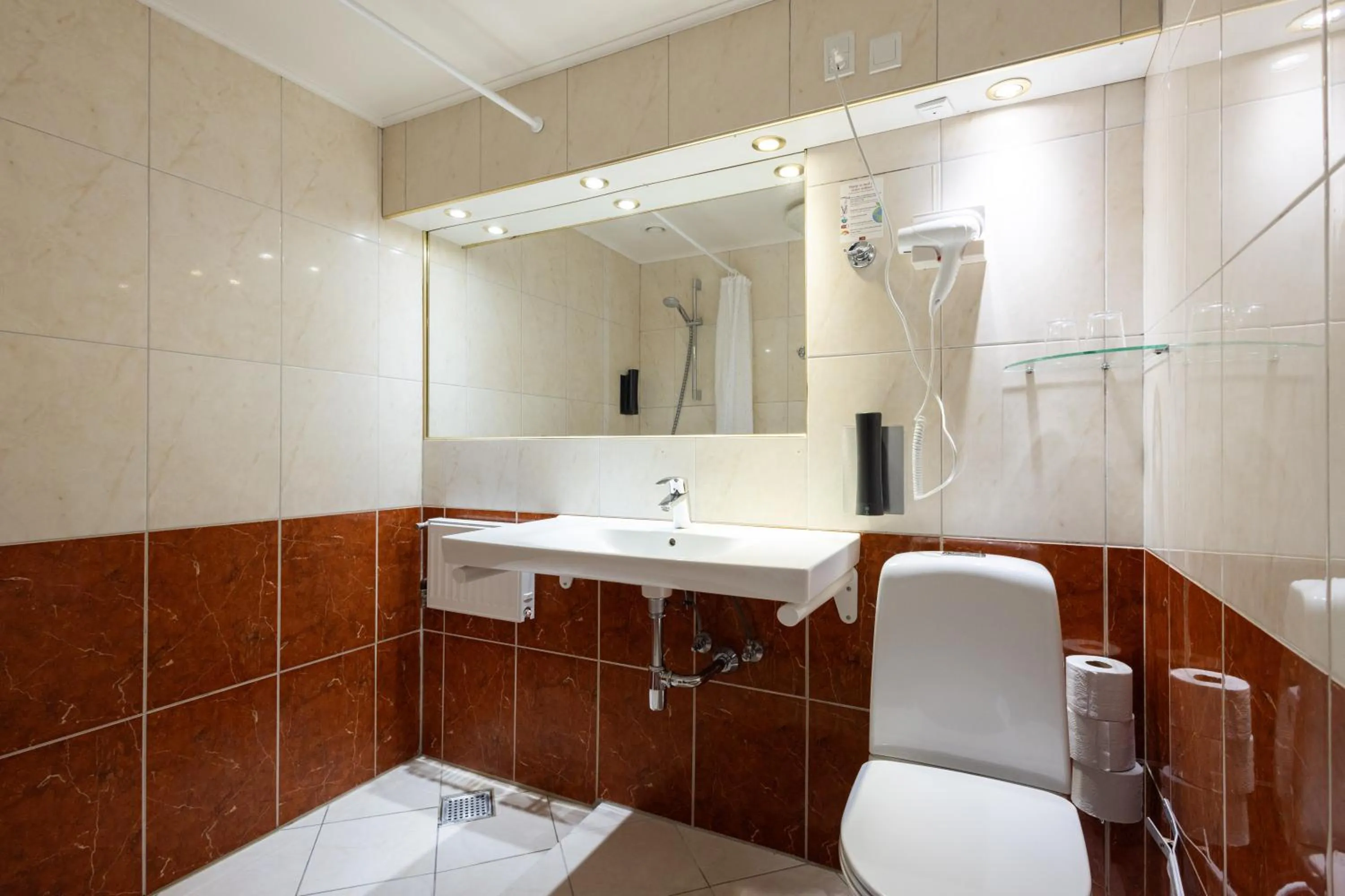 Bathroom in Milling Hotel Plaza