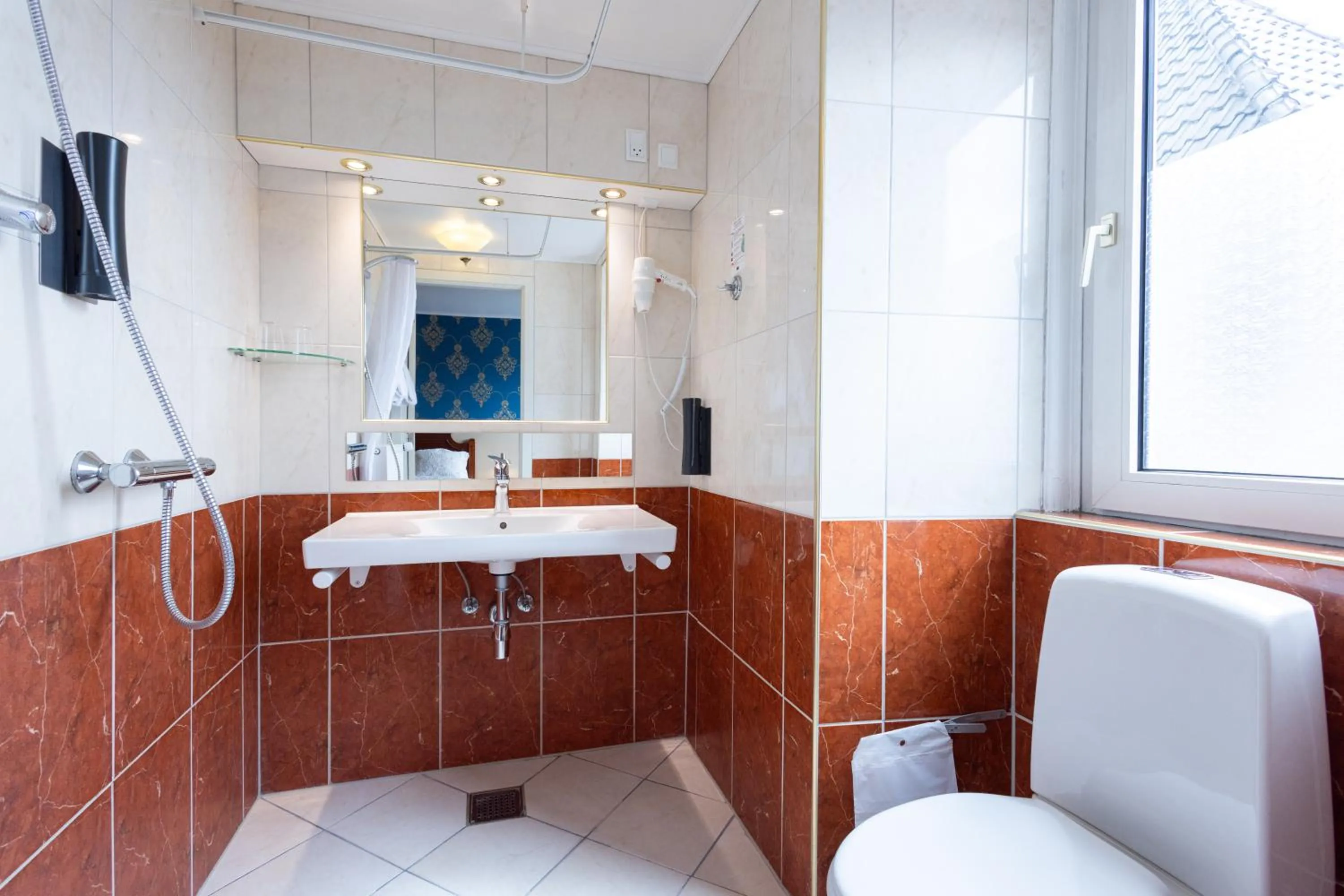 Bathroom in Milling Hotel Plaza