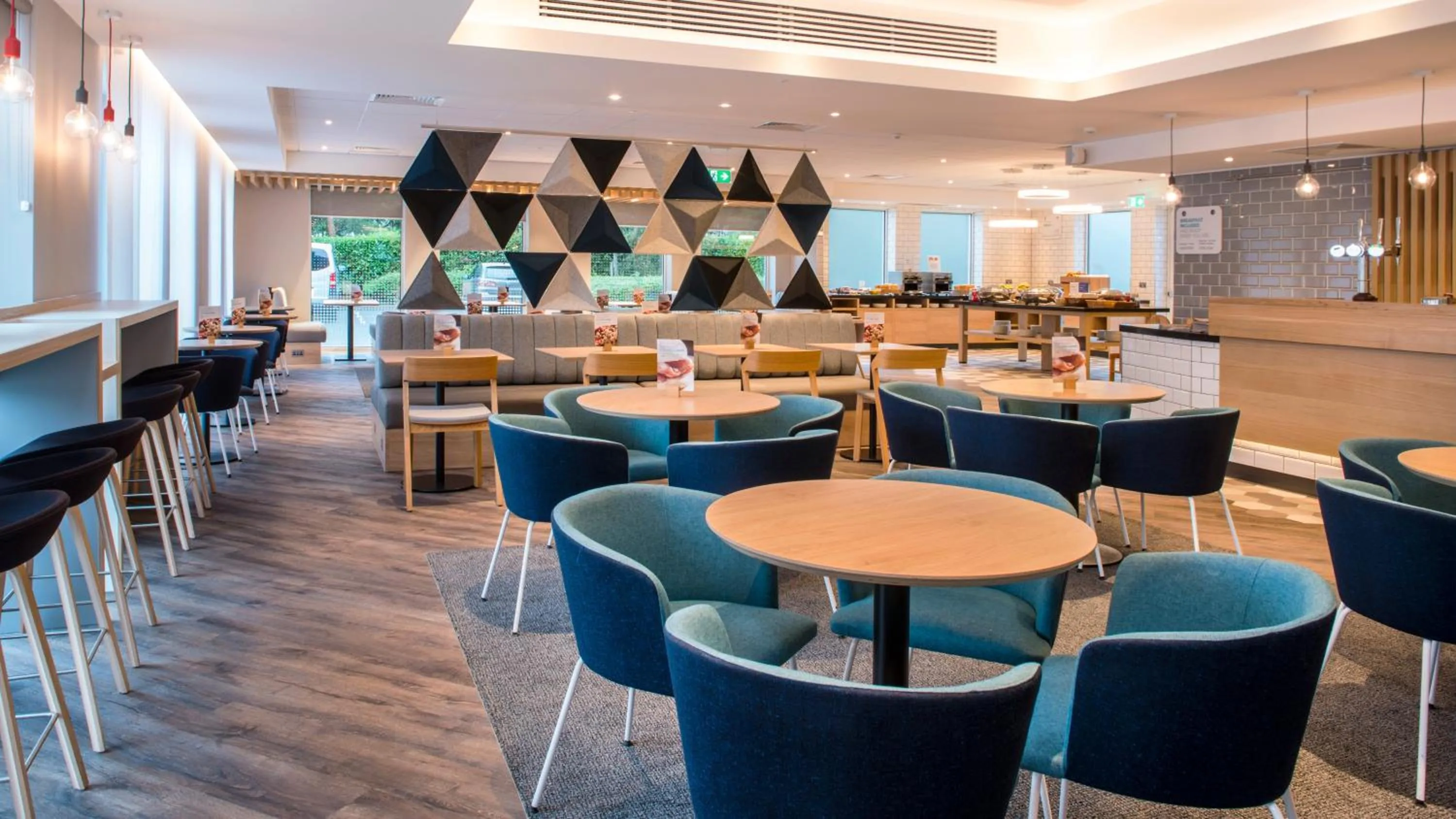Restaurant/places to eat in Holiday Inn Express Oxford Kassam Stadium by IHG