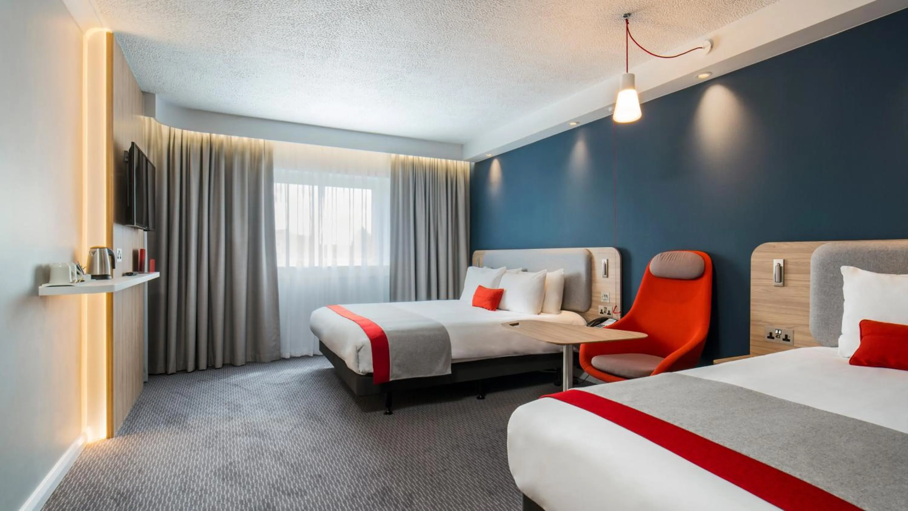 Photo of the whole room in Holiday Inn Express Oxford Kassam Stadium by IHG