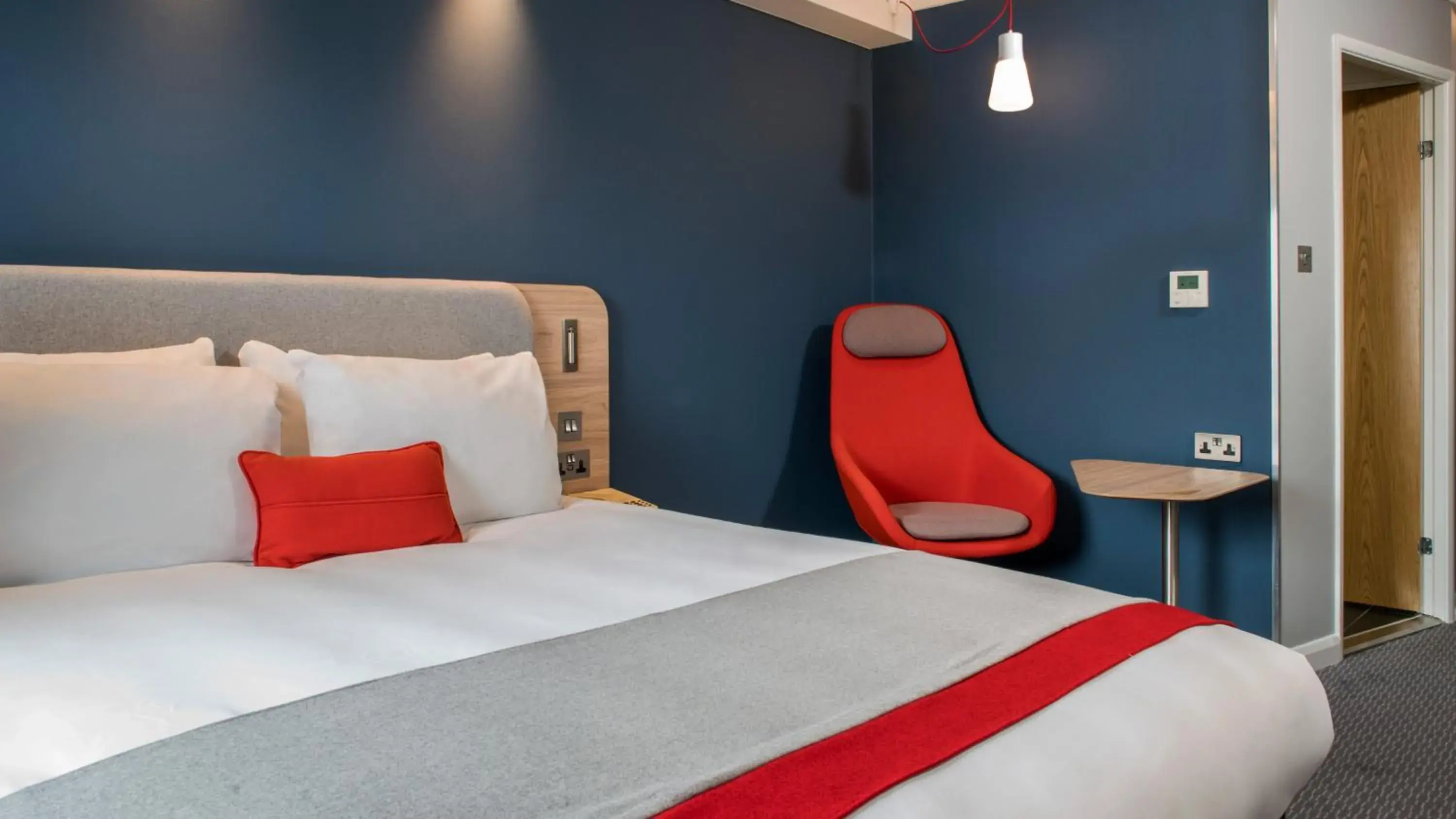 Standard King Room with Free Hot Breakfast in Holiday Inn Express Oxford Kassam Stadium by IHG Standard King Room with Free Hot Breakfast in Holiday Inn Express Oxford Kassam Stadium by IHG