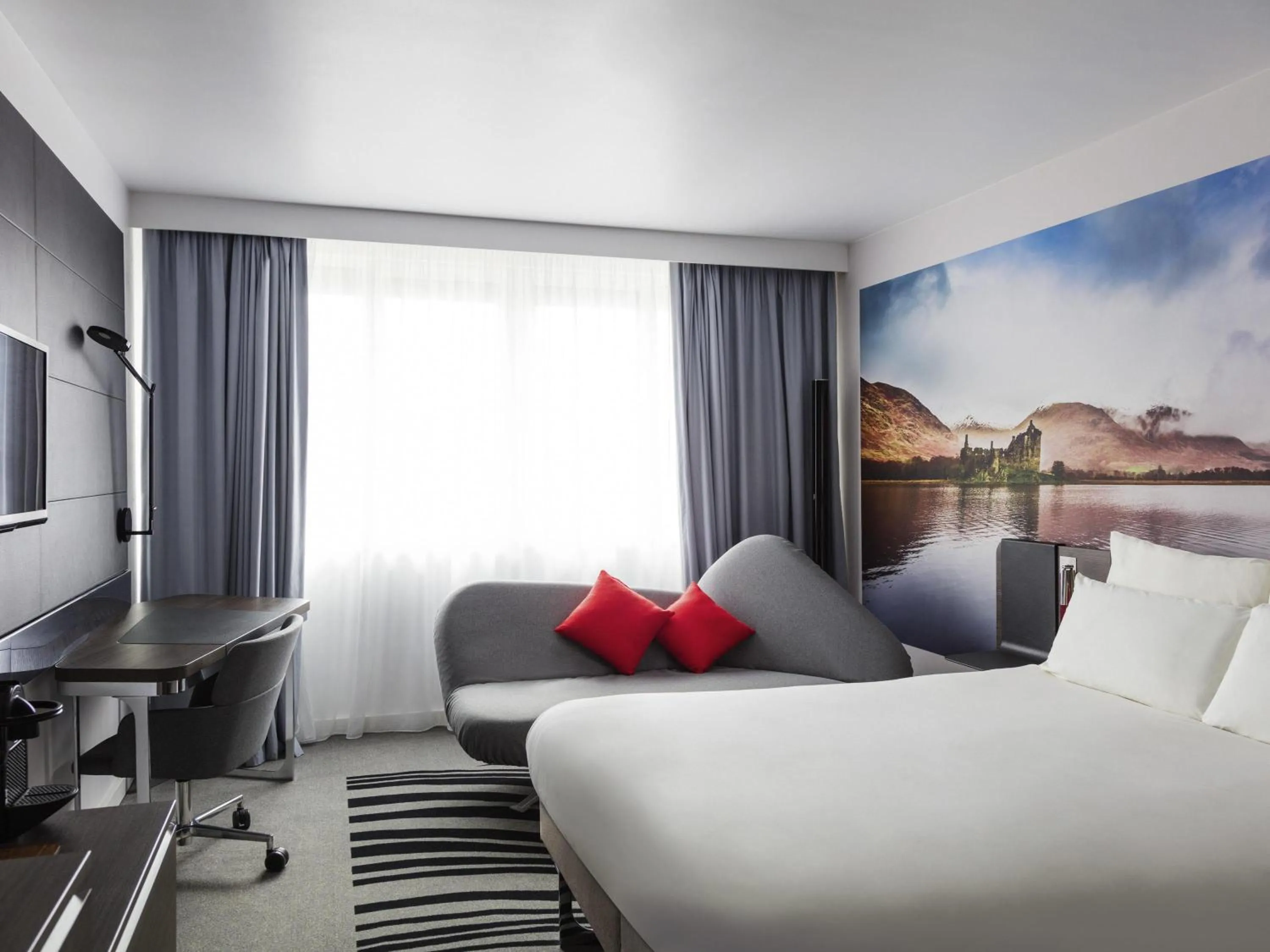 Bedroom, Bed in Novotel Edinburgh Centre